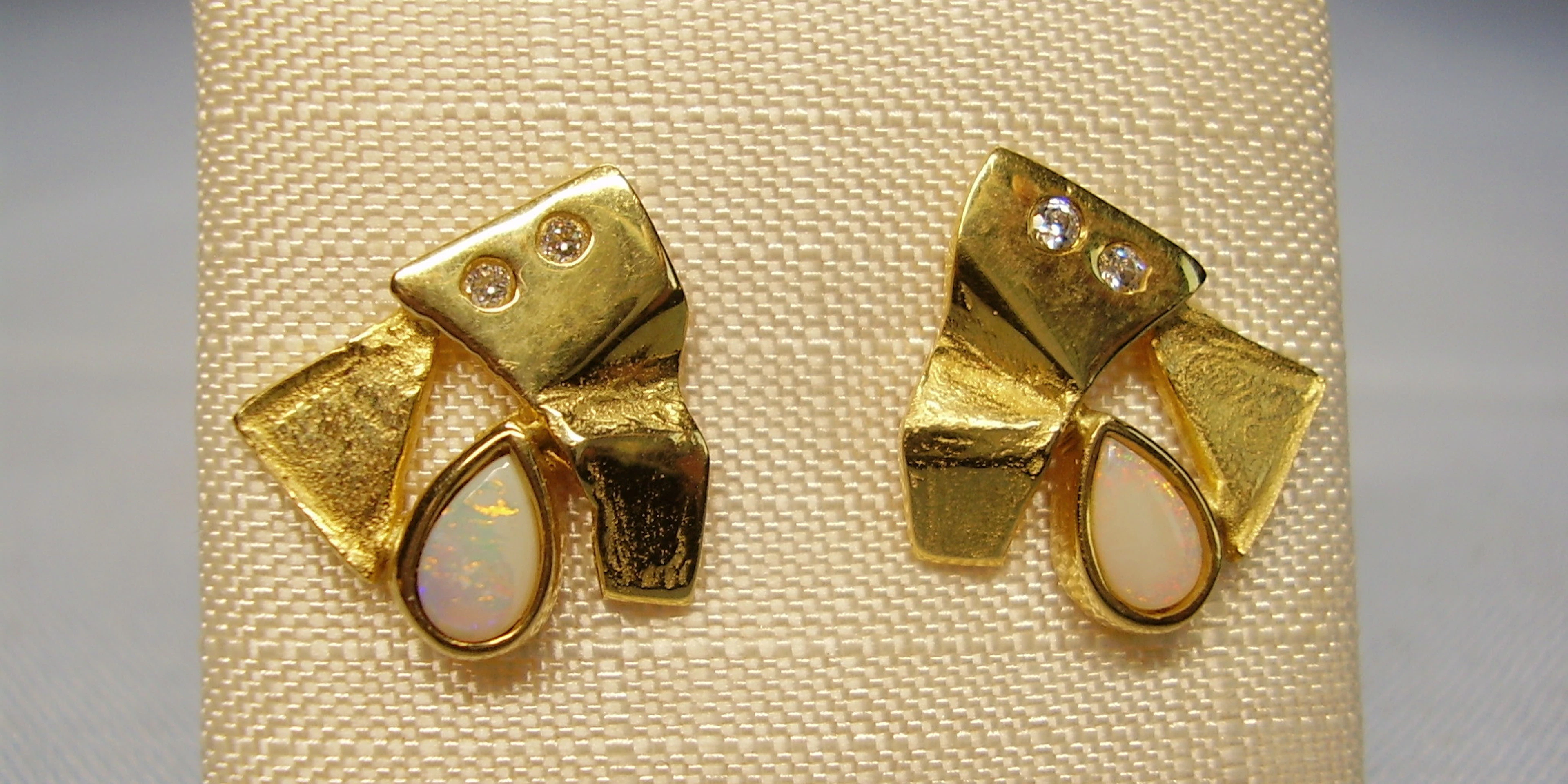 OPAL OHRSTECKER GELBGOLD 8 KARAT.