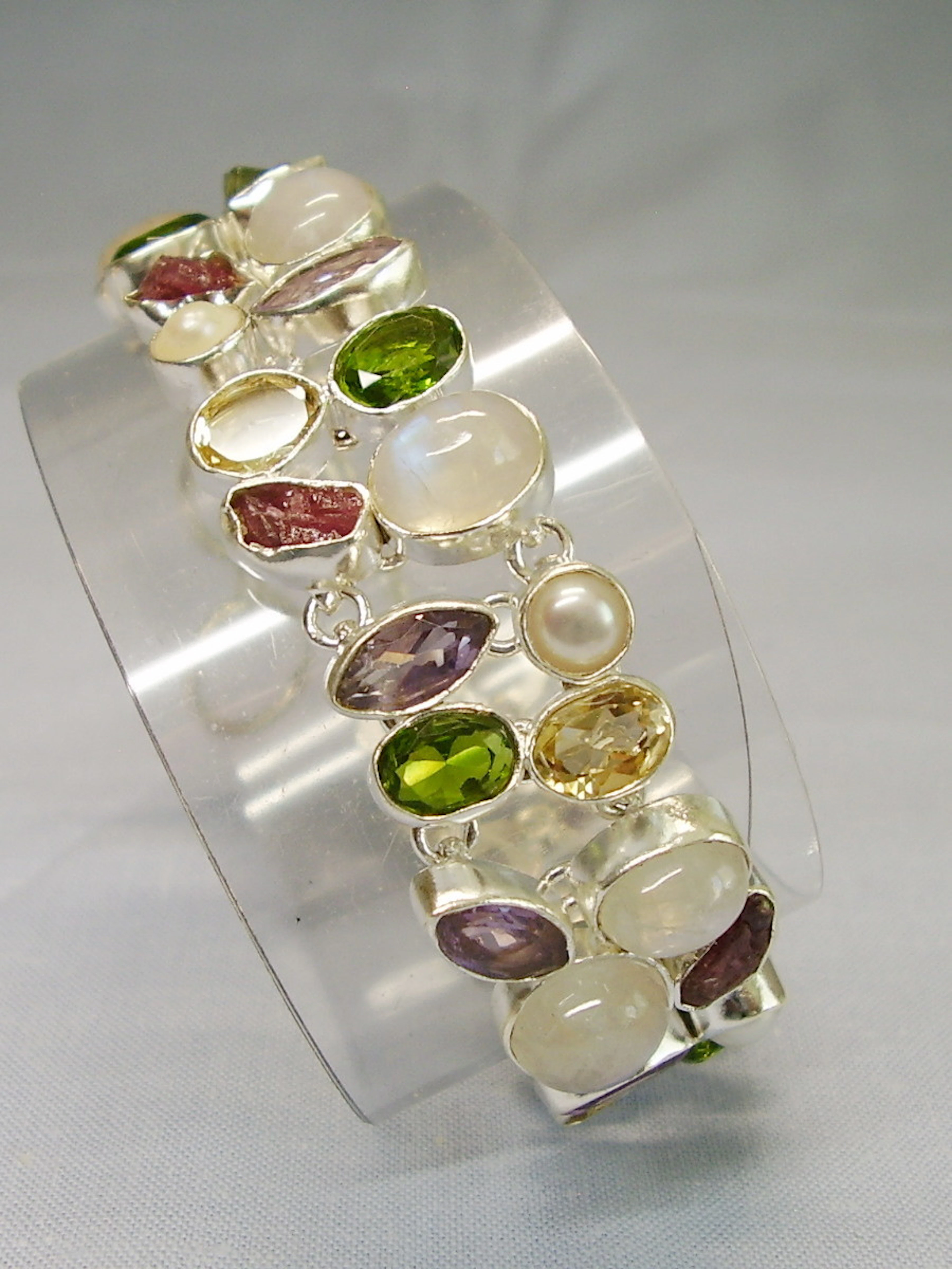 MONDSTEIN ARMBAND MIT MULTICOLOR EDELSTEINEN.