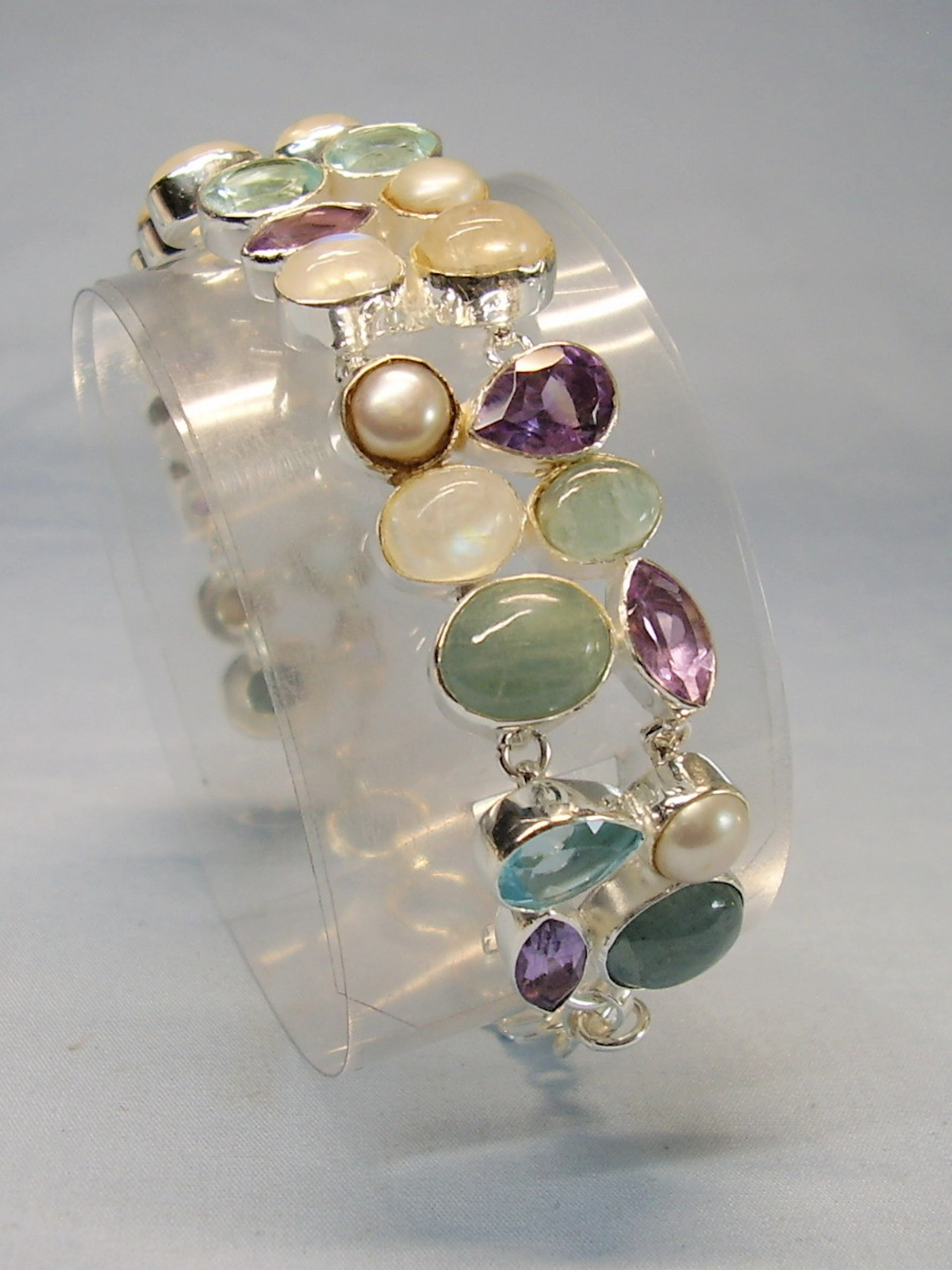 AQUAMARIN ARMBAND MIT MULTICOLOR EDELSTEINEN.