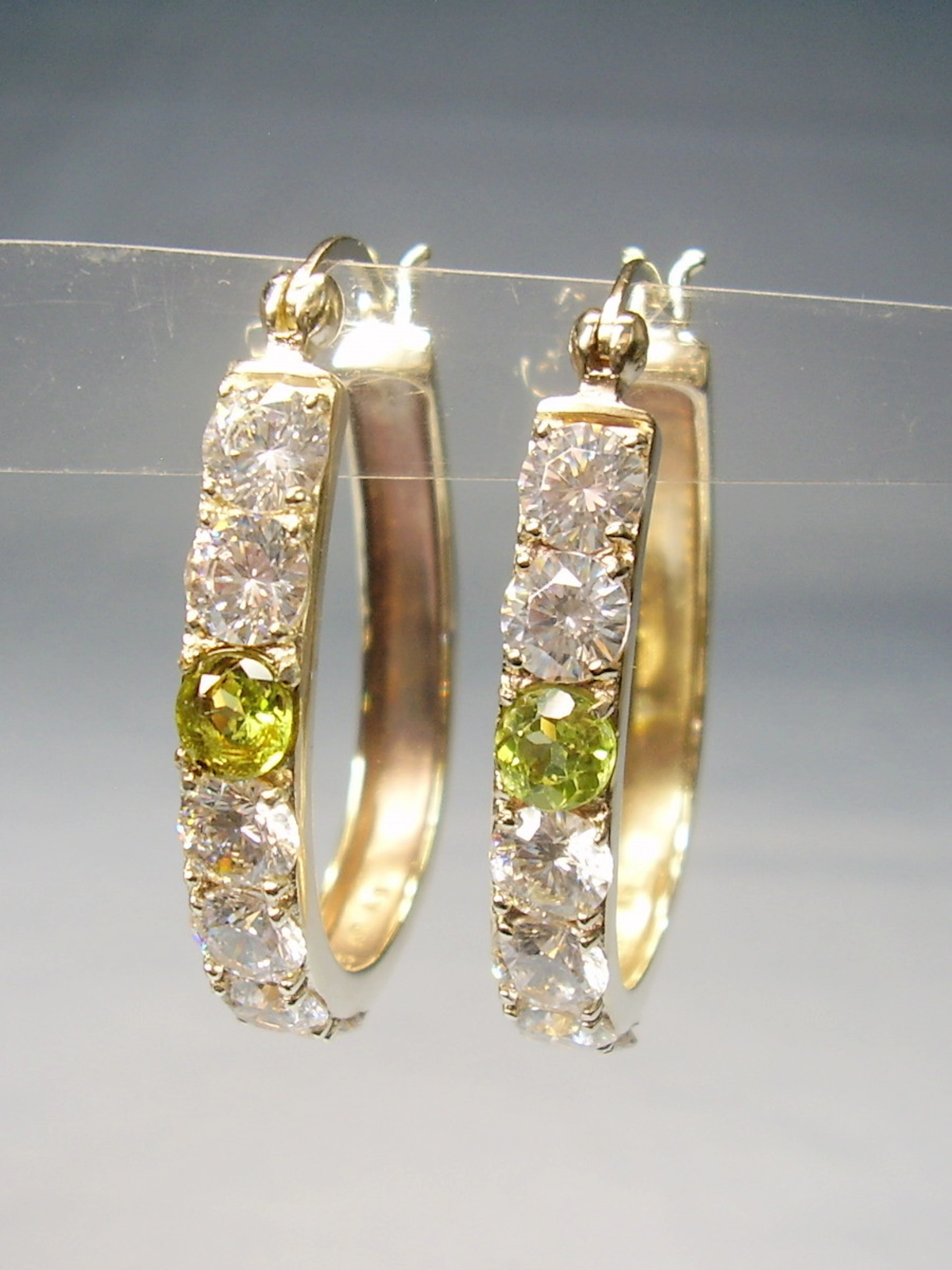PERIDOT OHRRINGE MIT ZIRKONIA SILBER VERGOLDET.