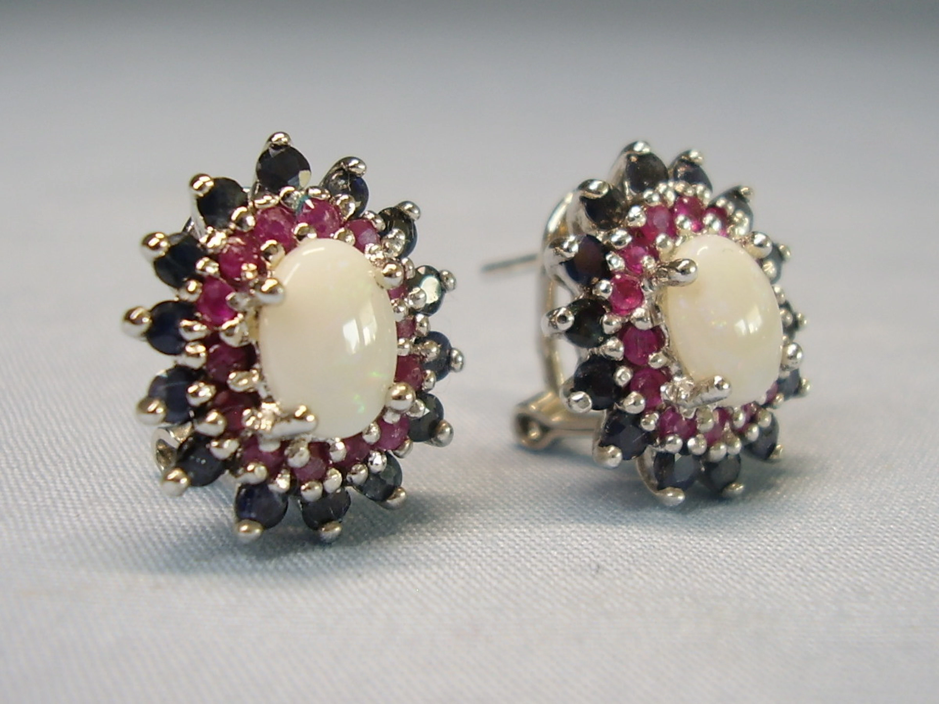 OPAL OHRRINGE MIT RUBIN UND SAPHIR ENTOURAGE.