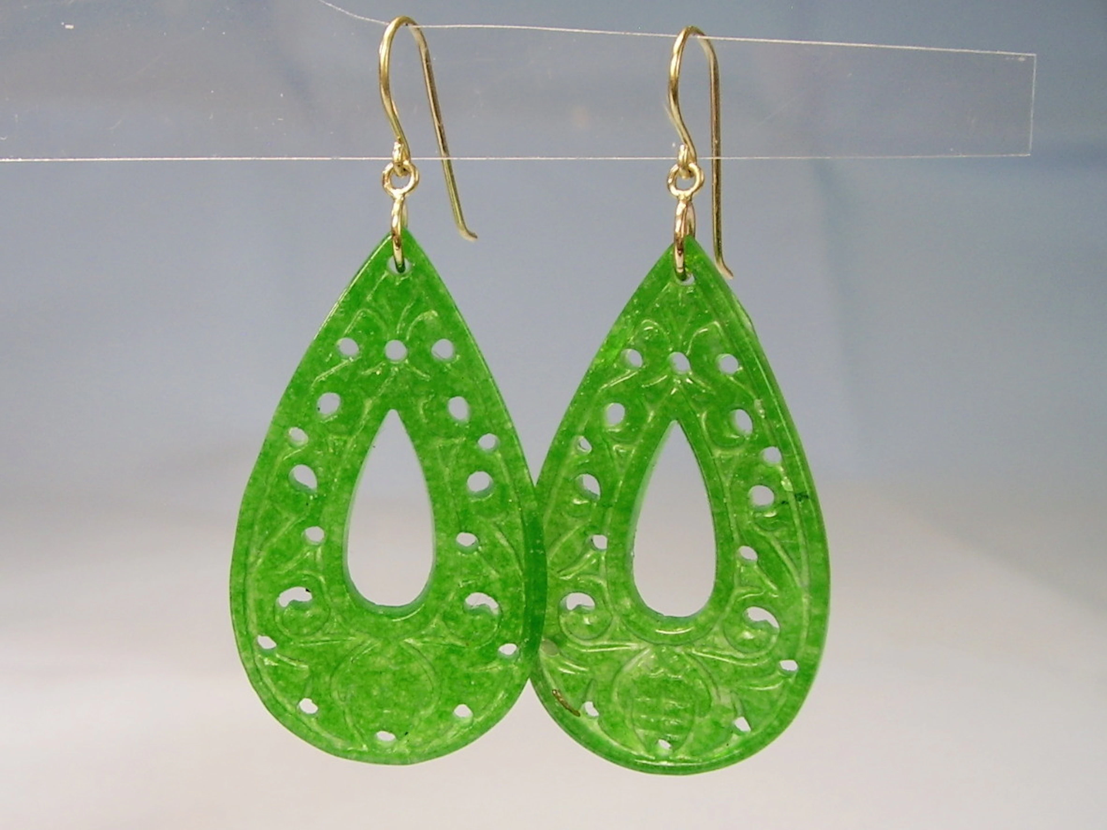 JADE OHRRINGE GELBGOLD 14 KARAT HANDARBEIT.