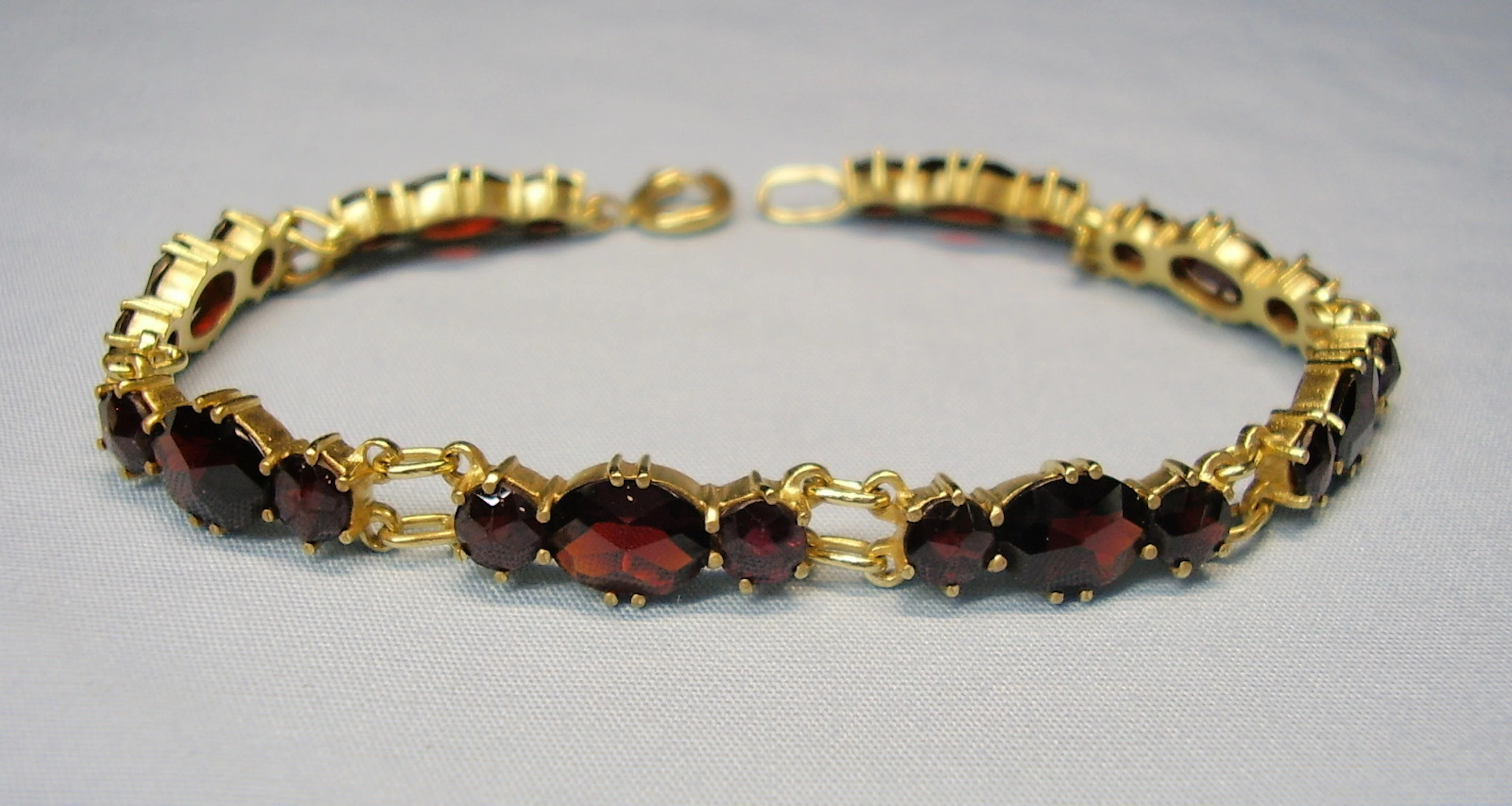 GRANAT ARMBAND NORMGOLD ANTIK BÖHMEN UM 1890.