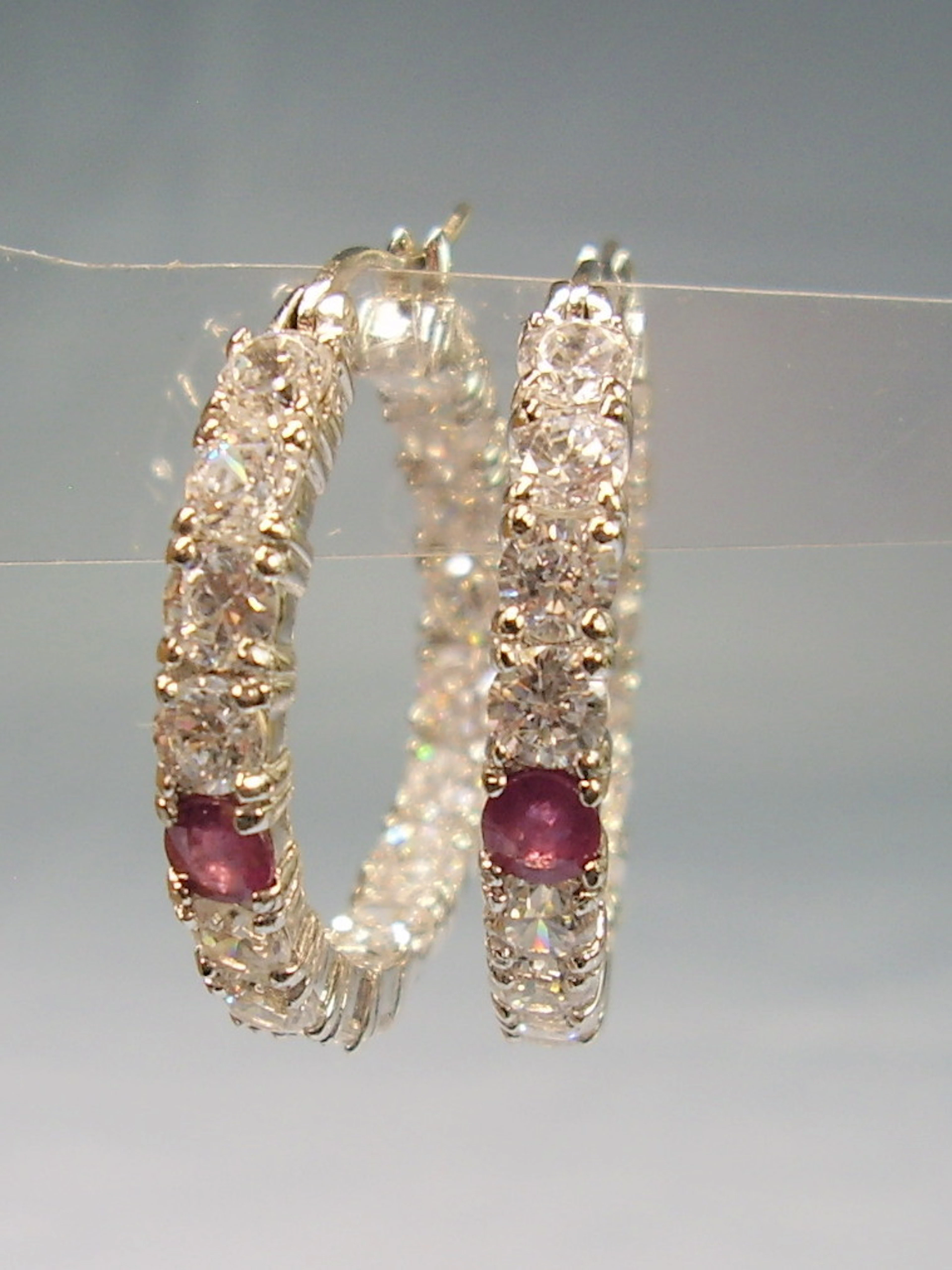 RUBIN OHRRINGE MIT ZIRKONIA SILBER.