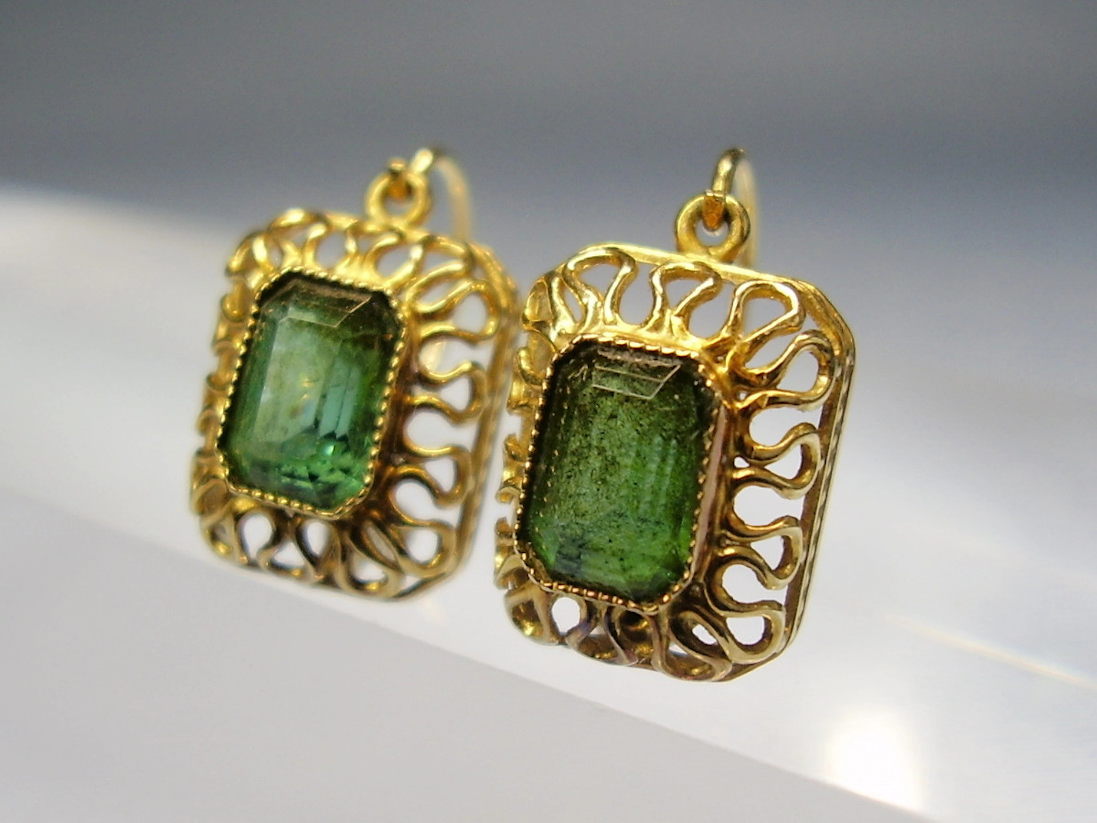 OHRRINGE 8 KARAT GELBGOLD TURMALIN-SPINELLE.