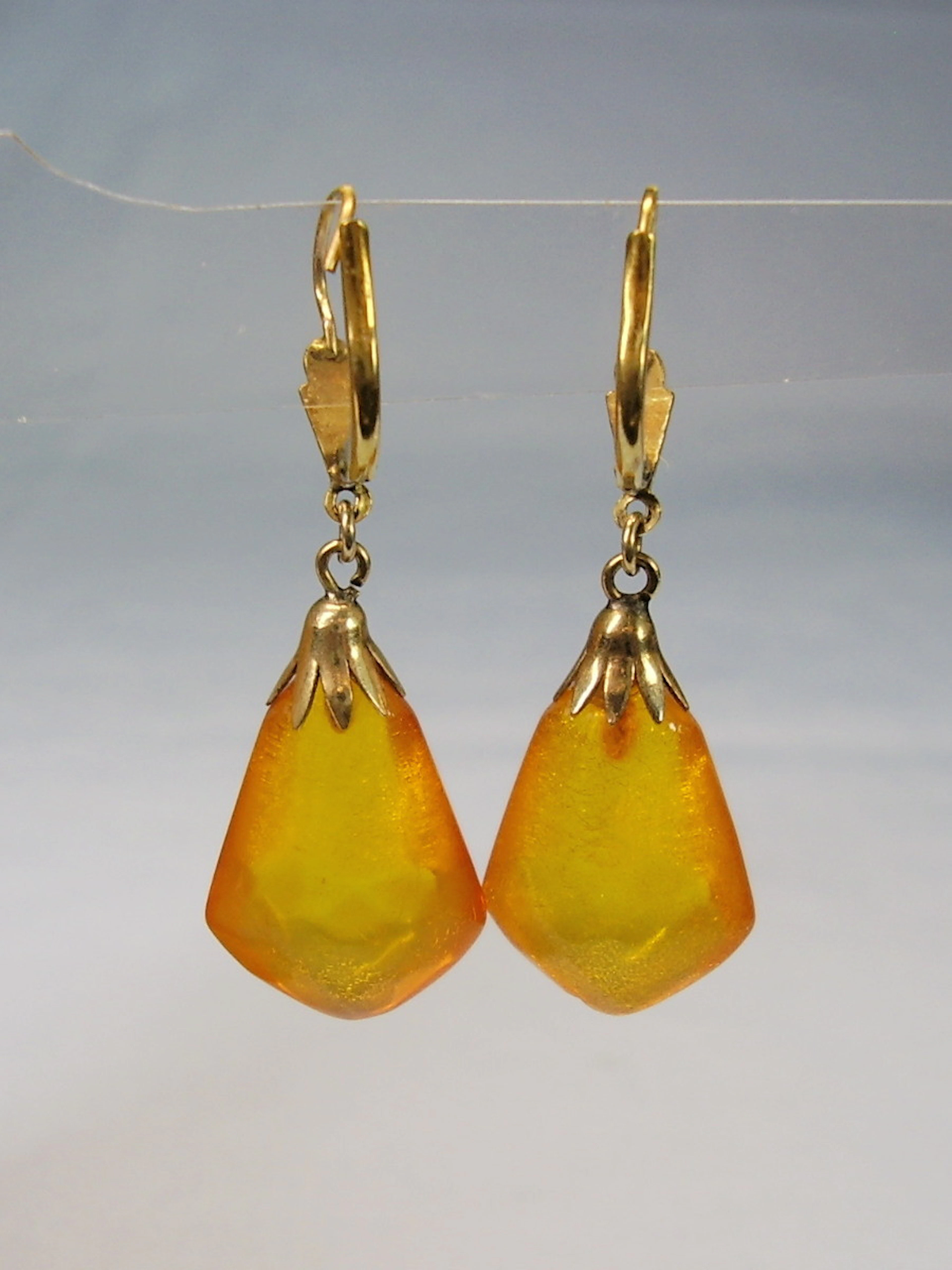 BERNSTEIN OHRRING ANTIK GELBGOLD 8 KARAT.