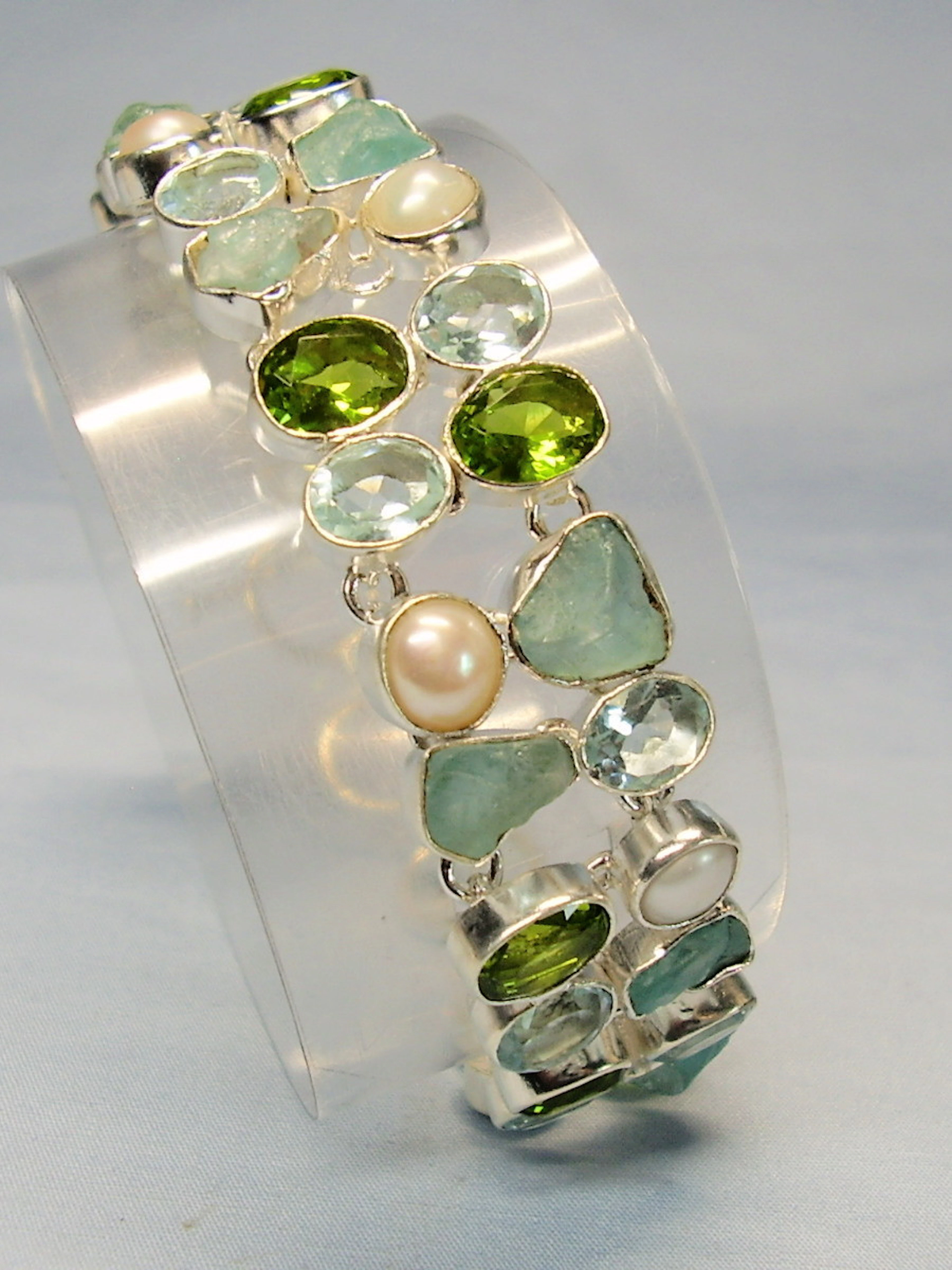 AQUAMARIN ARMBAND MIT MULTICOLOR EDELSTEINEN.