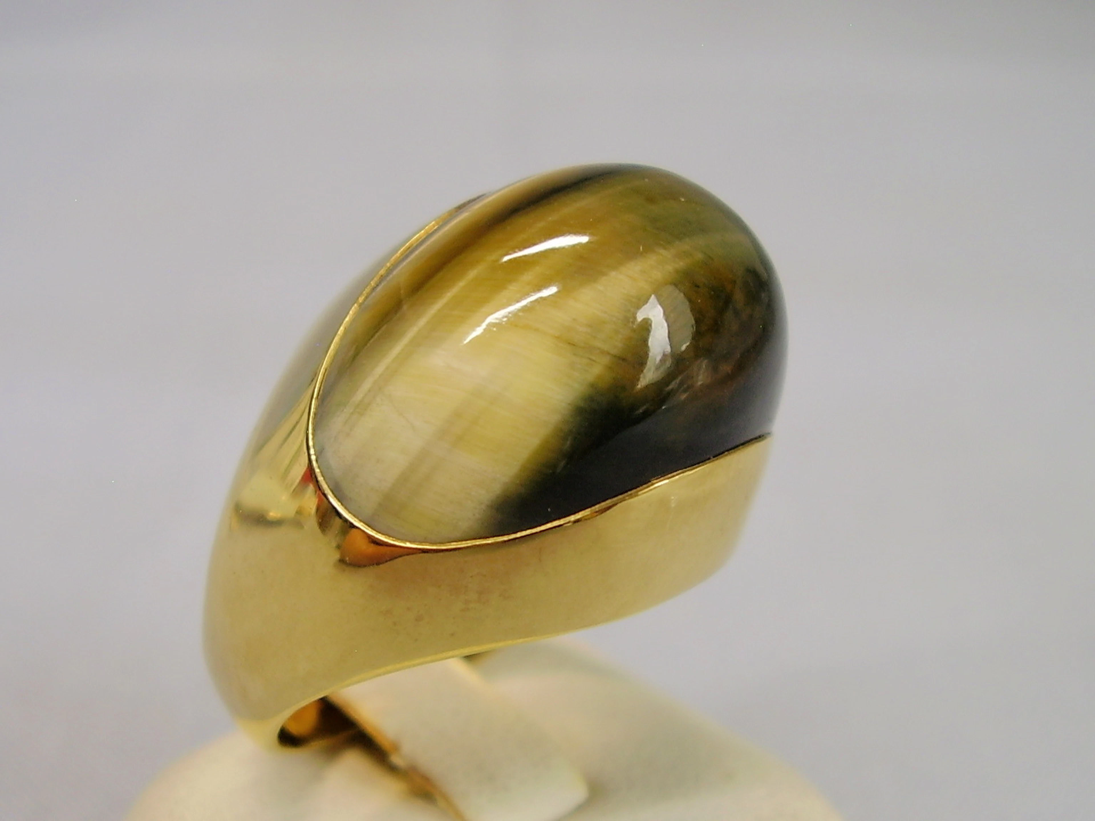 HERRENRING TIGERAUGE 14 KARAT GELBGOLD UNIKAT DESIGNER RING.