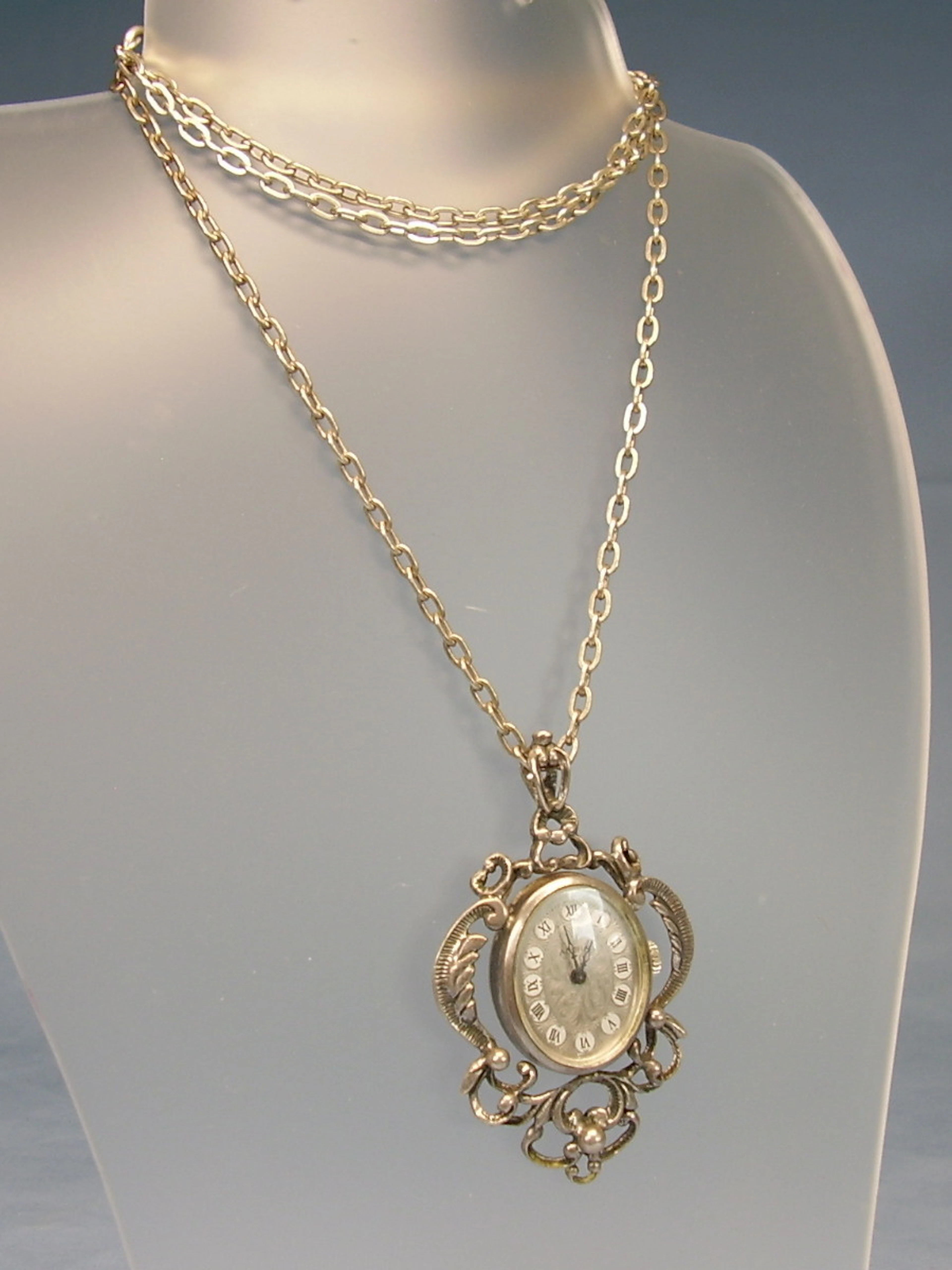 DAMEN UHR SILBER ADORA 835 AN KETTE PULLOVER-UHR.