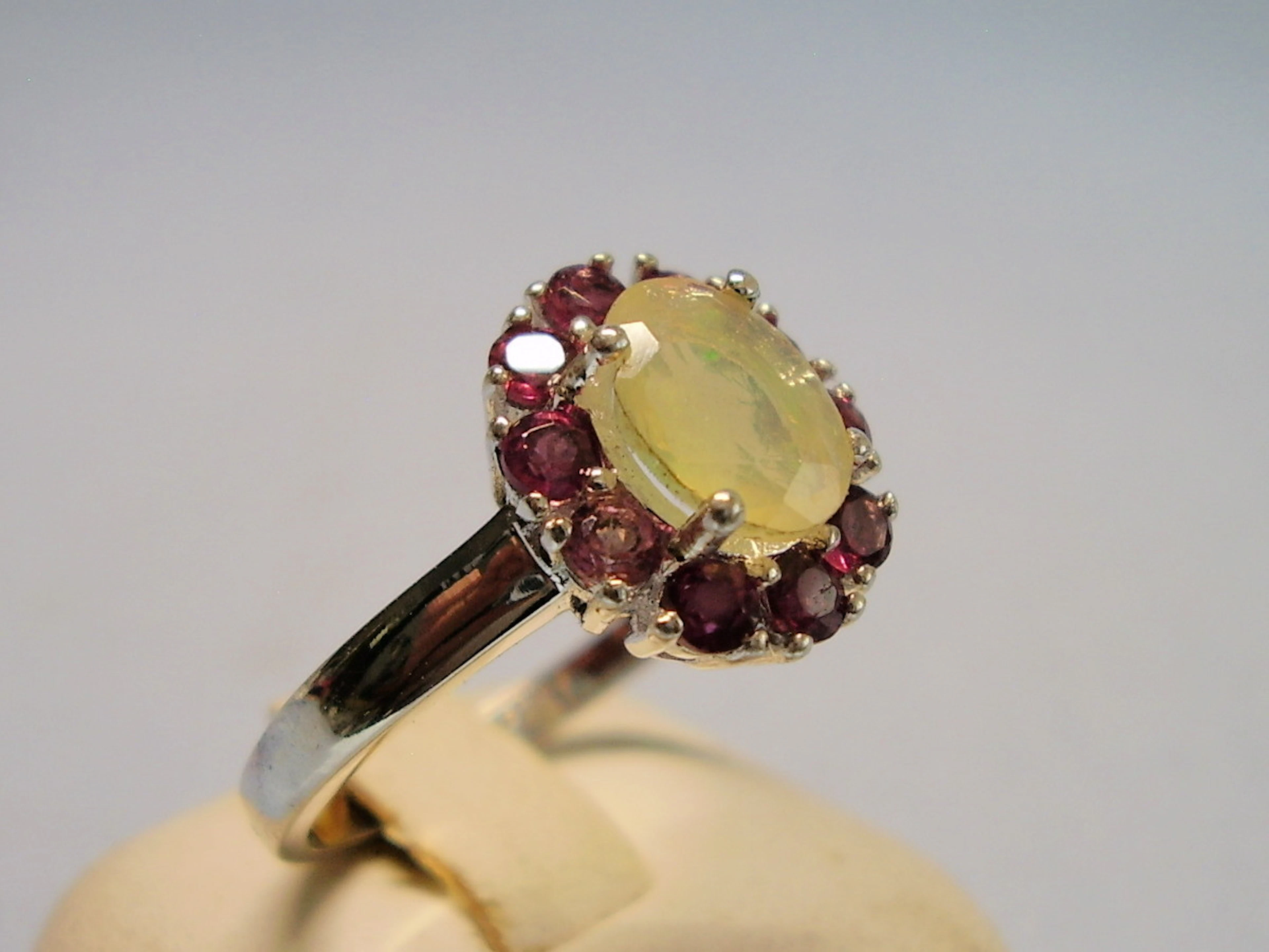 OPAL RING MIT RHODOLITH-ENTOURAGE.