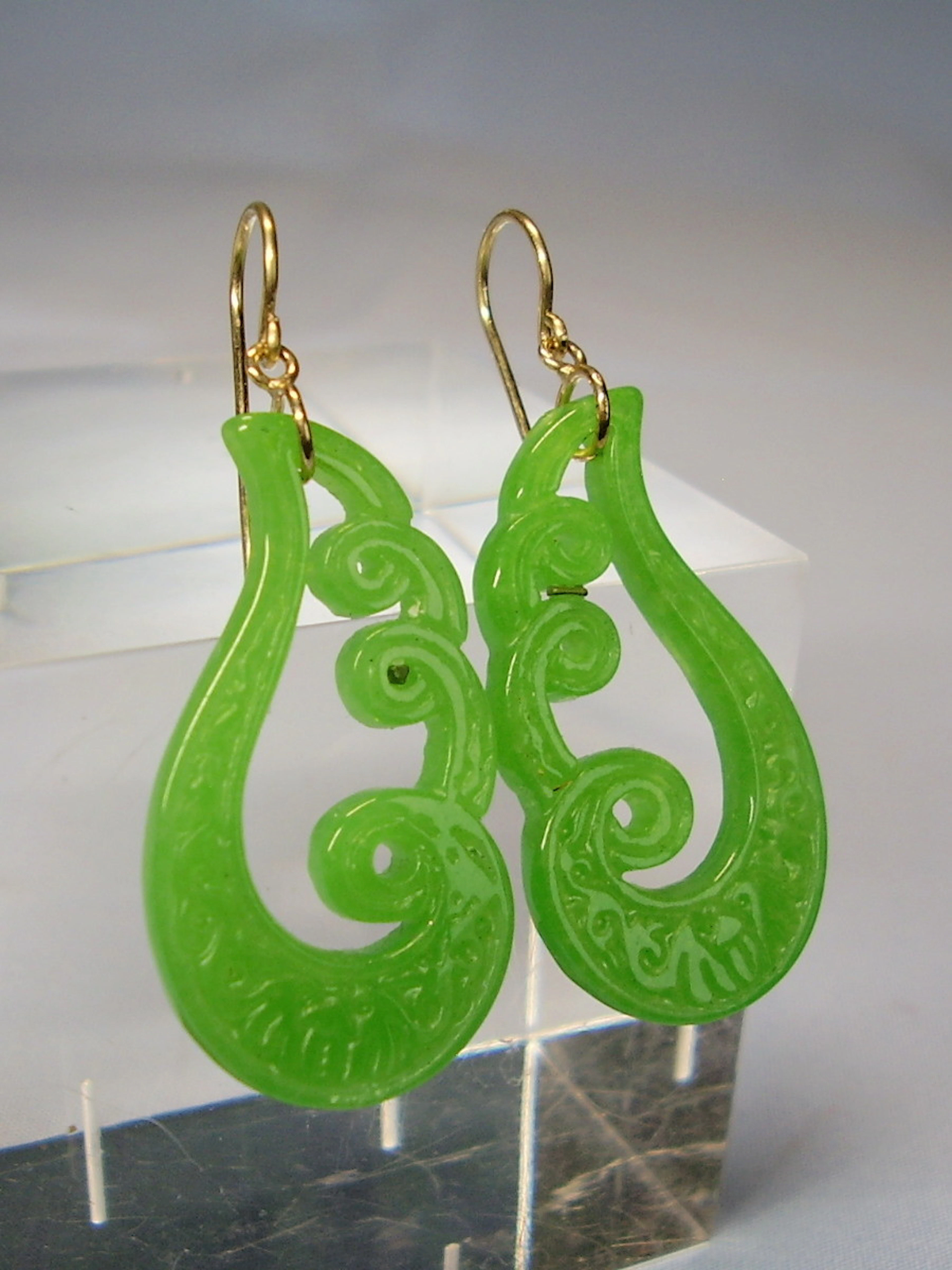JADE OHRRINGE 14 KARAT GELBGOLD HANDARBEIT.
