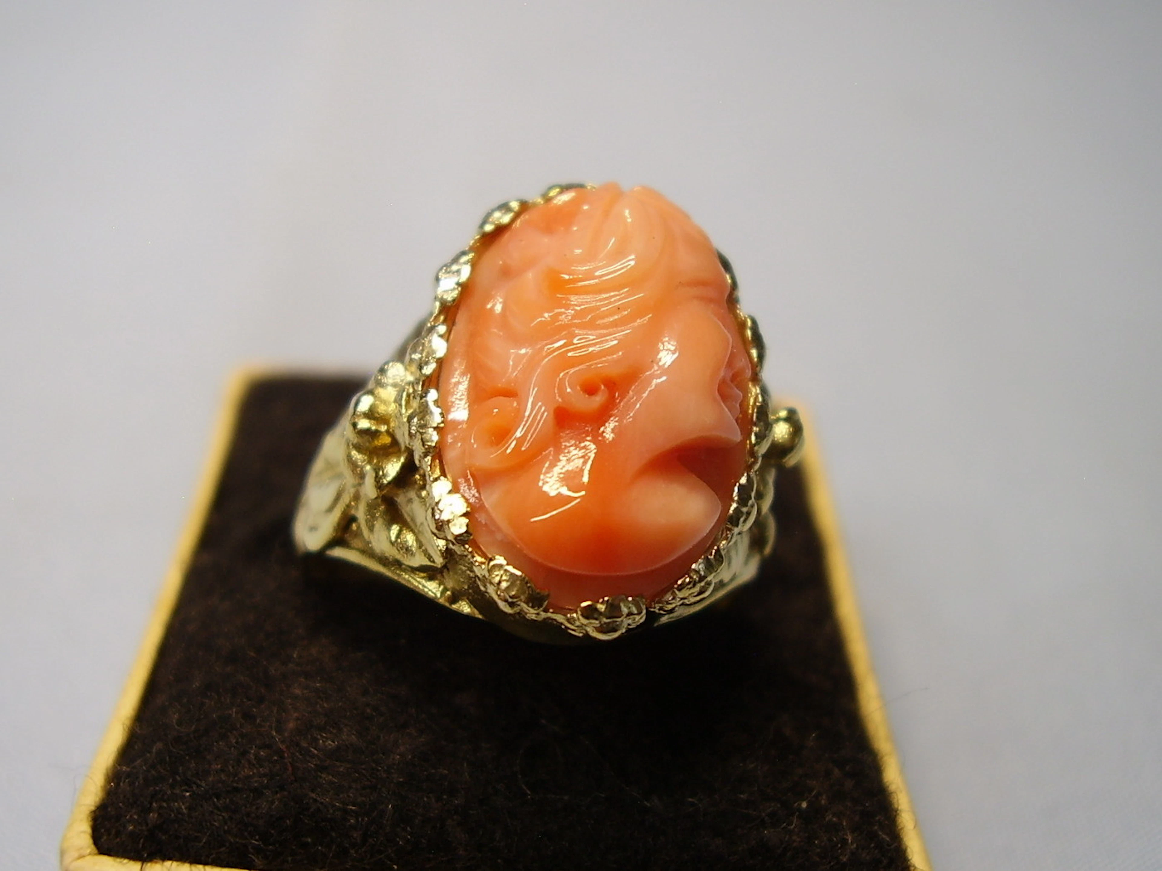 ANTIKER RING MIT KORALLE KAMEE HANDARBEIT ITALIEN UM 1920.