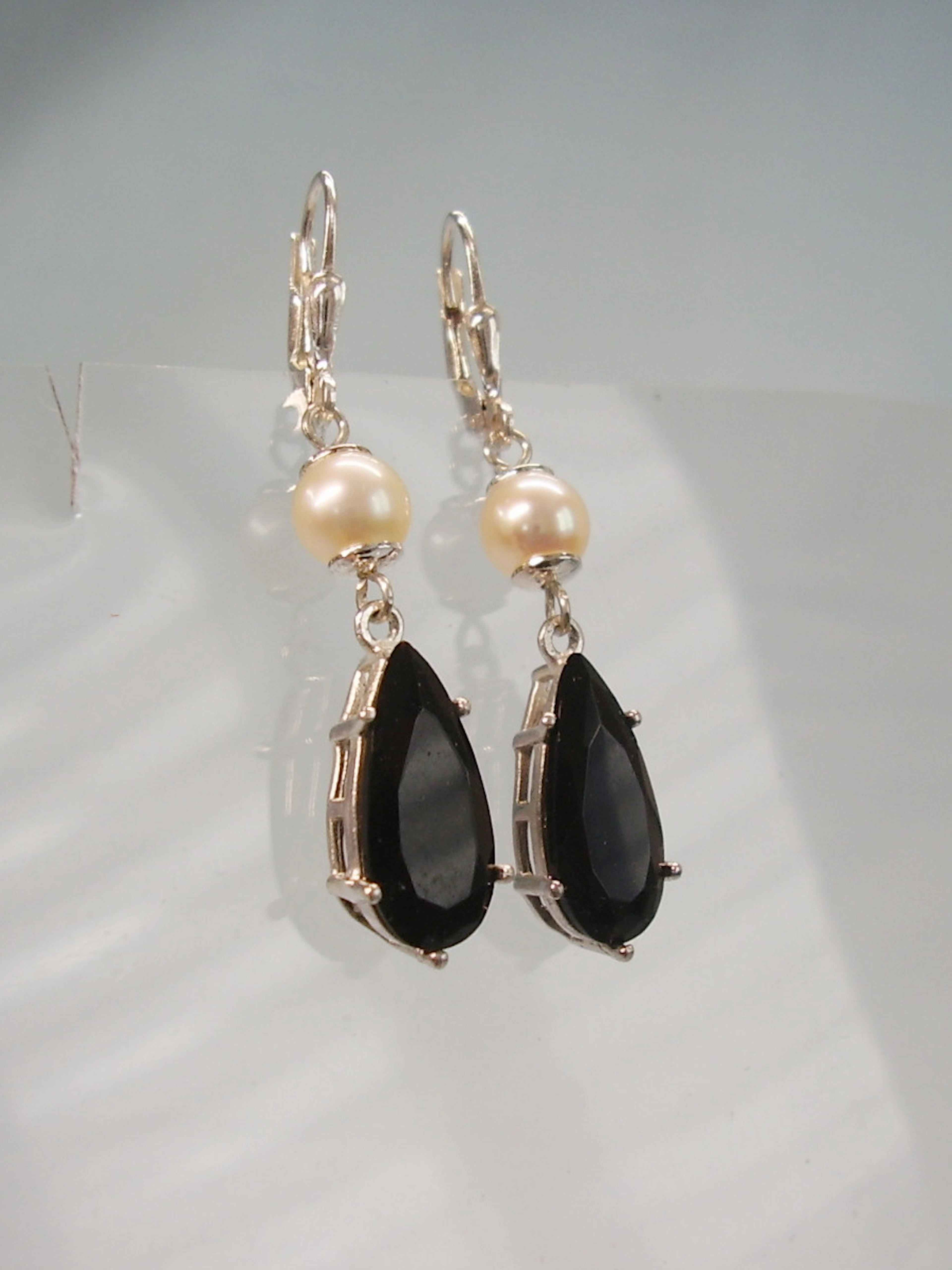 ONYX OHRRINGE MIT AKOYAPERLEN SILBER.