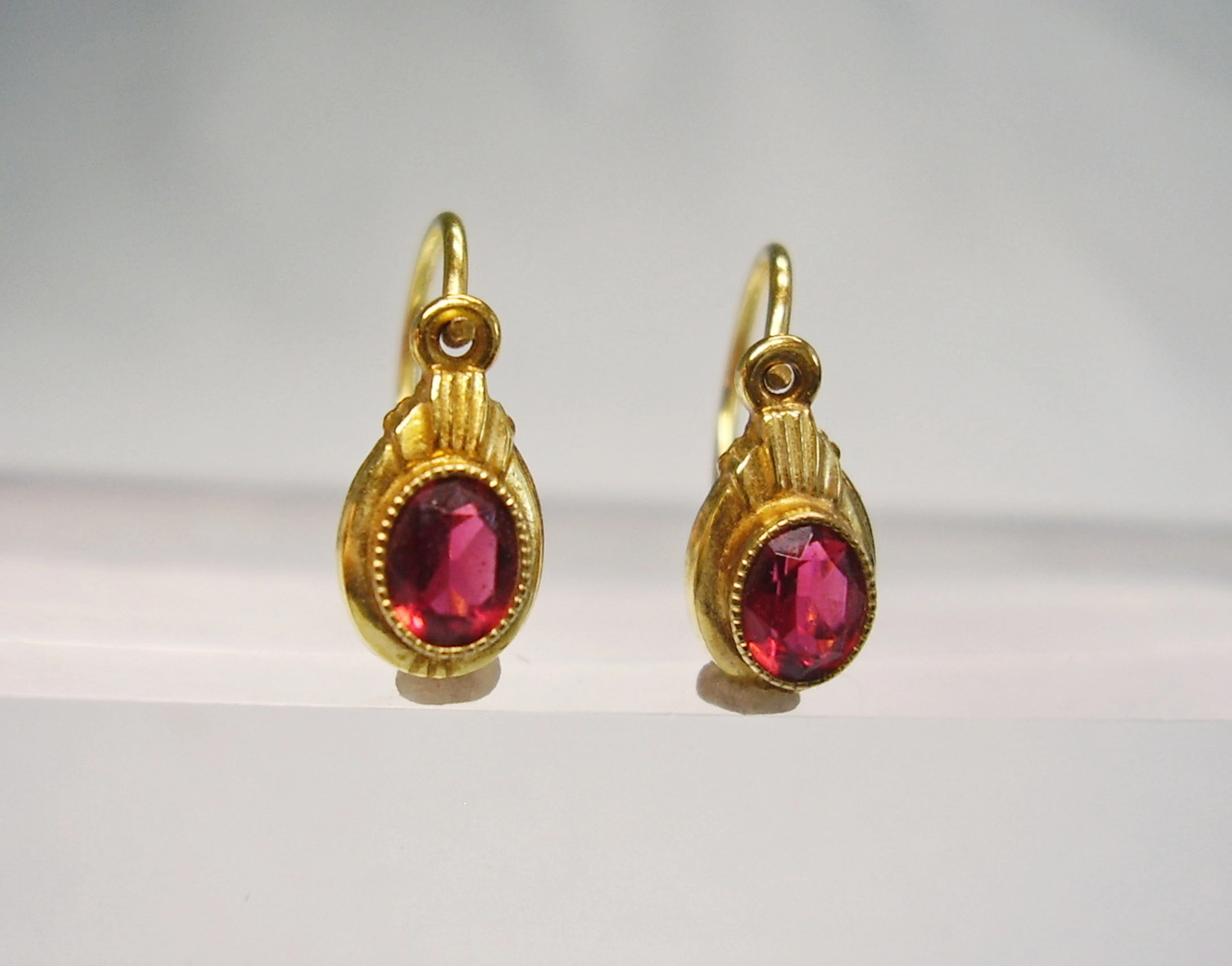OHRRINGE ANTIK GELBGOLD 8 KARAT & VERNEUIL-RUBINE.