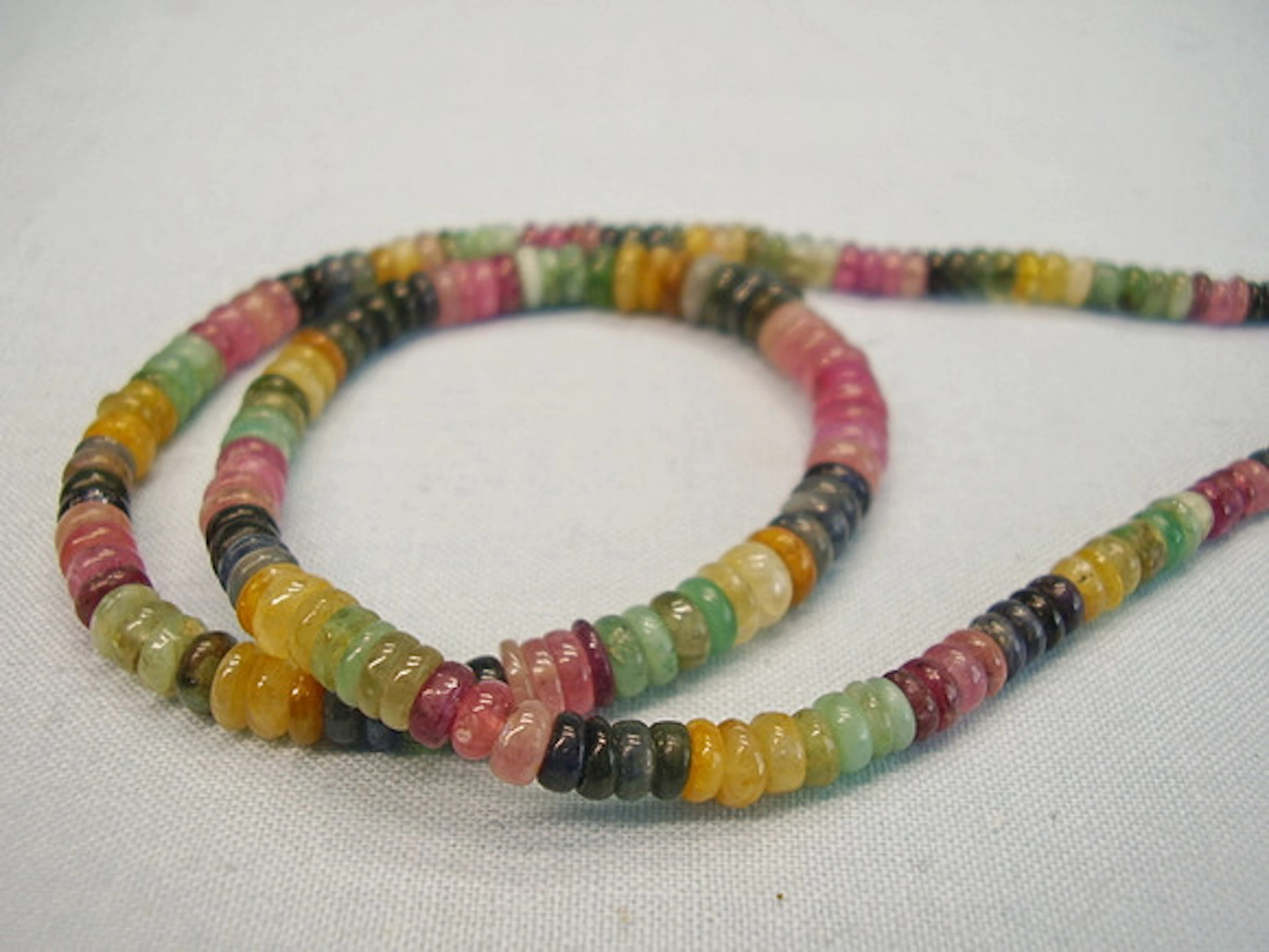 Flerfärgad ädelsten COLLIER 100 ct. ÄDELST…