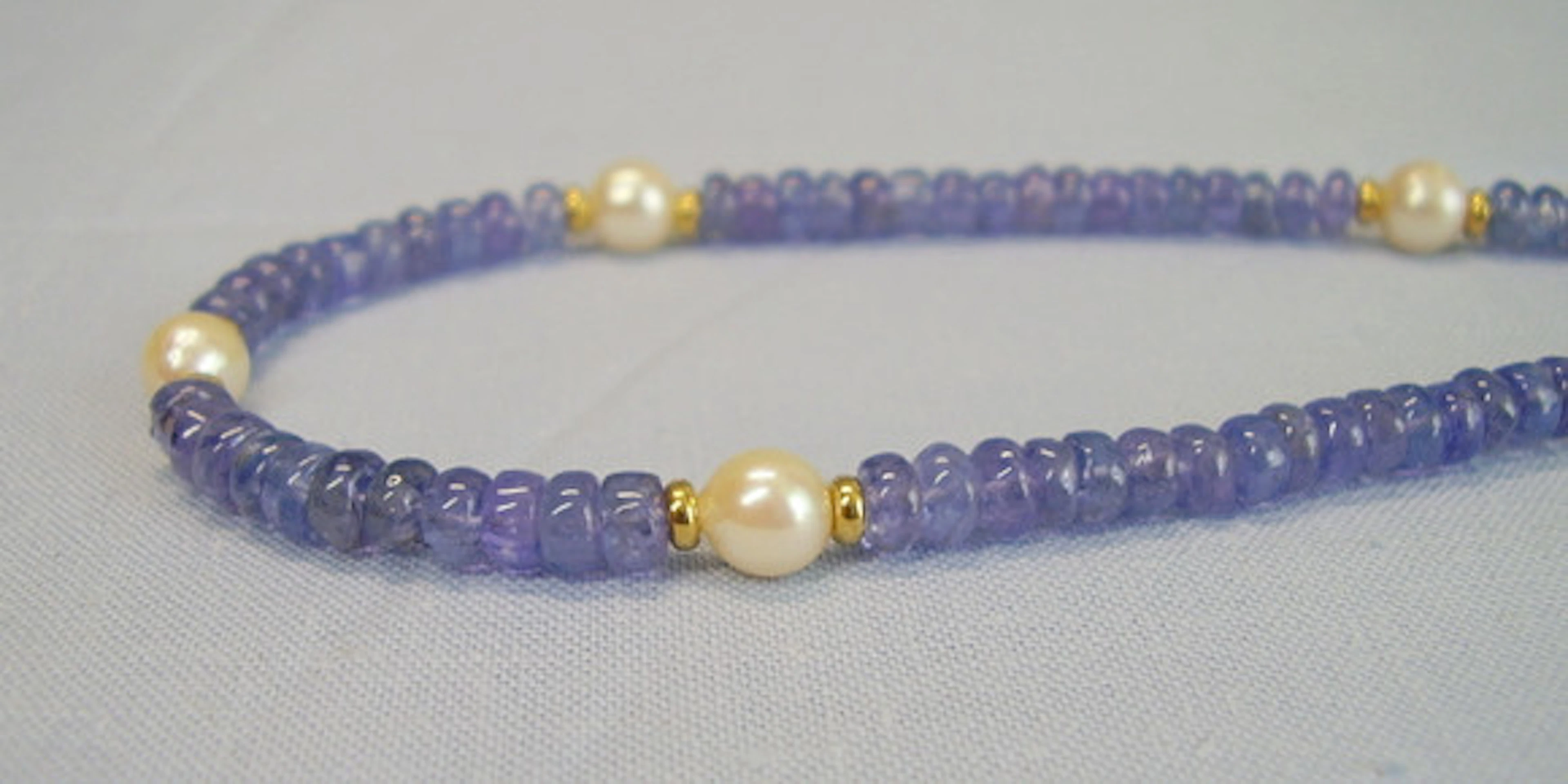 TANZANITE COLLIER MED AKOYA PÄR TANZANIT.