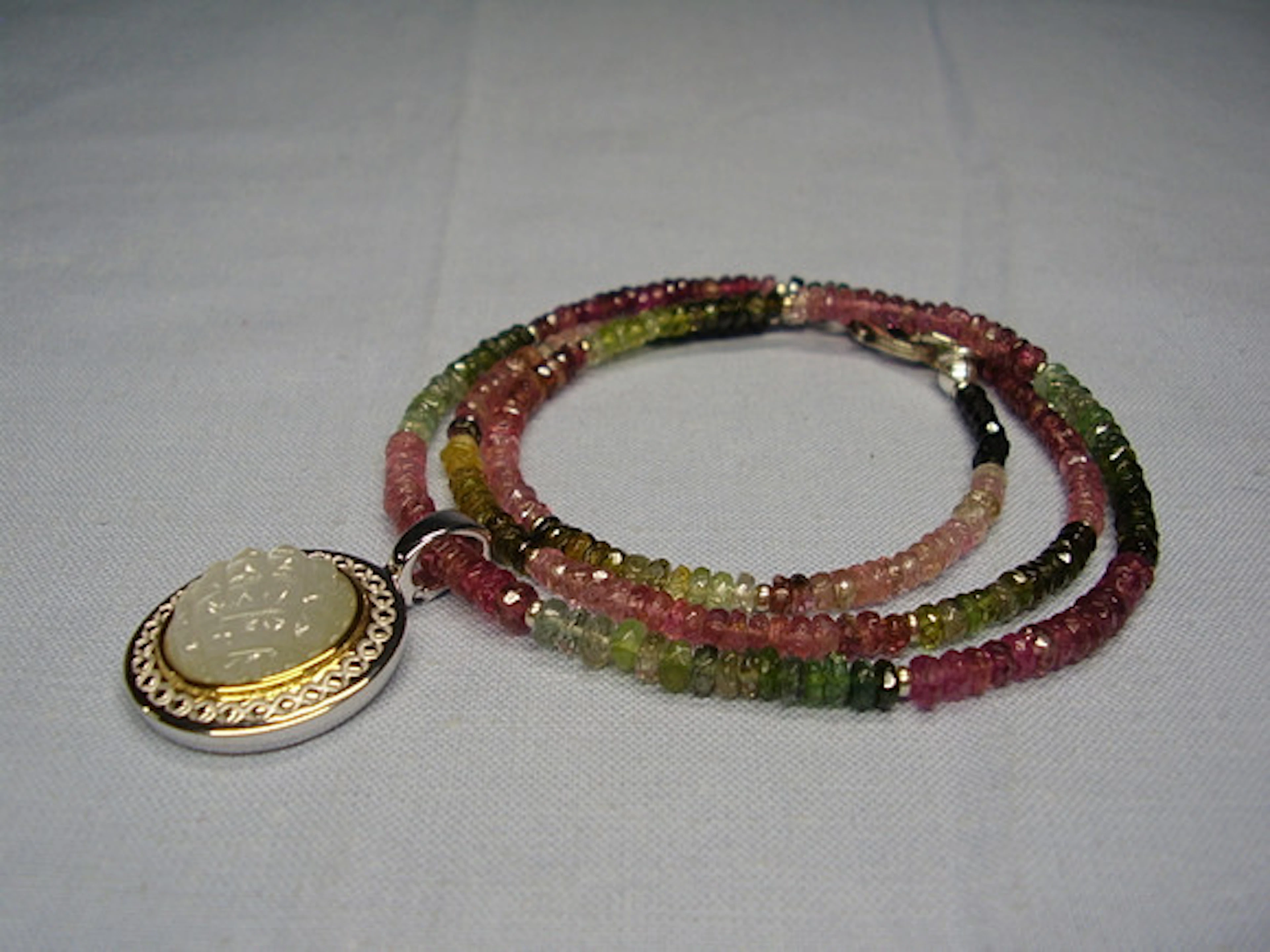TURMALIN HALSBAND MED MÅNSTEN HÄNGE.