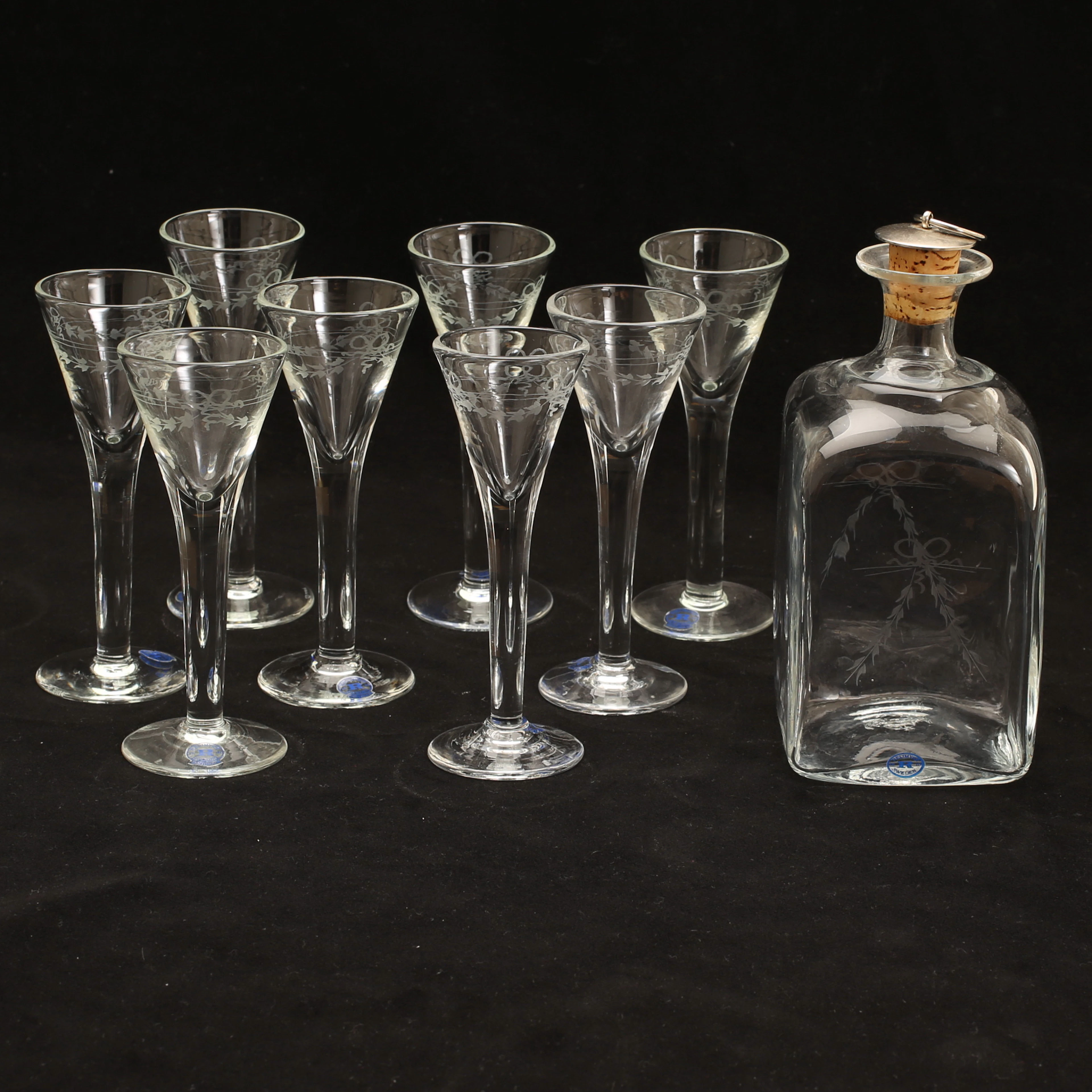 SNAPSGLAS, 8 stycken. KARAFF. "Antik", Reijmyre.
