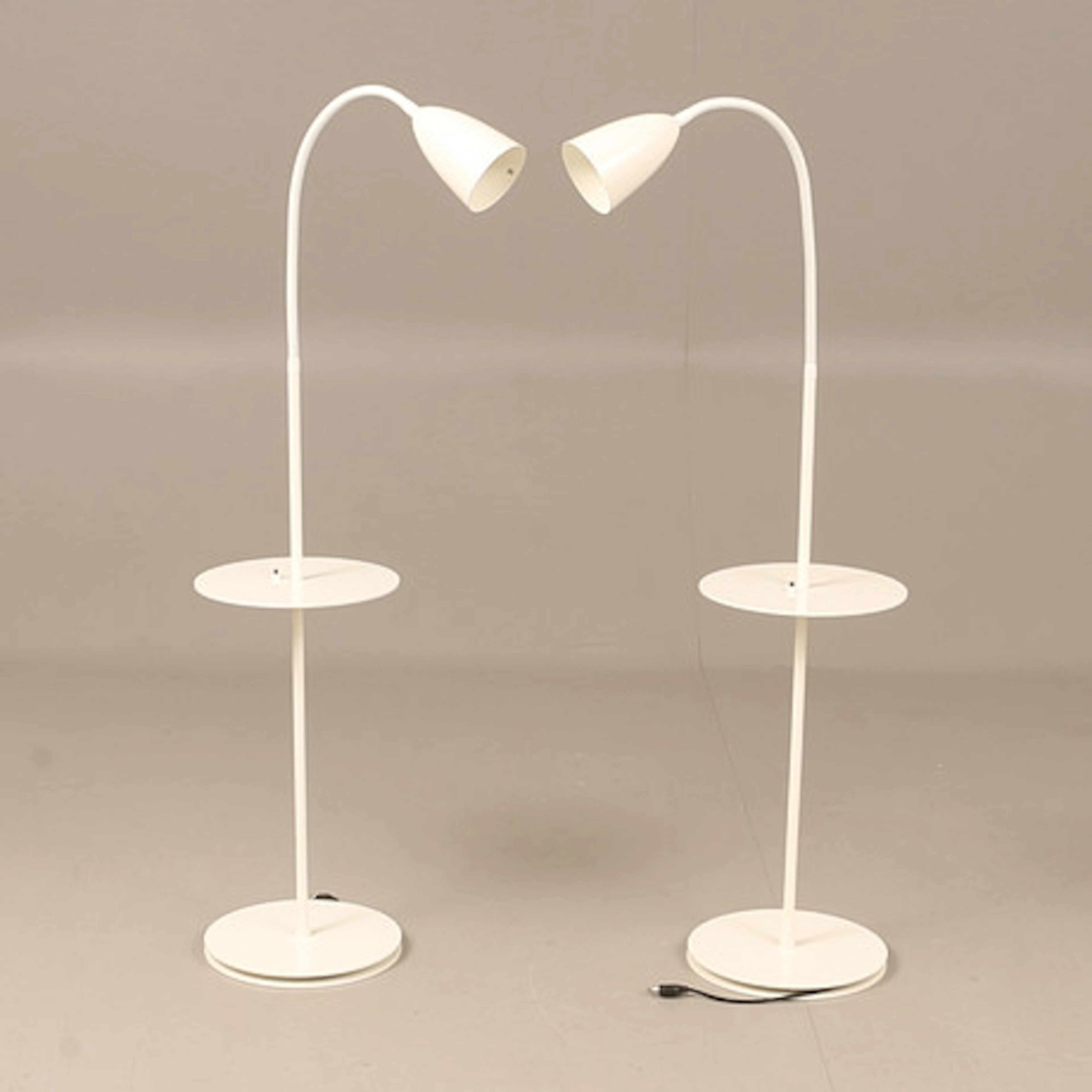 NICLAS HOFLIN. Golvlampor med bord, 2 styc…