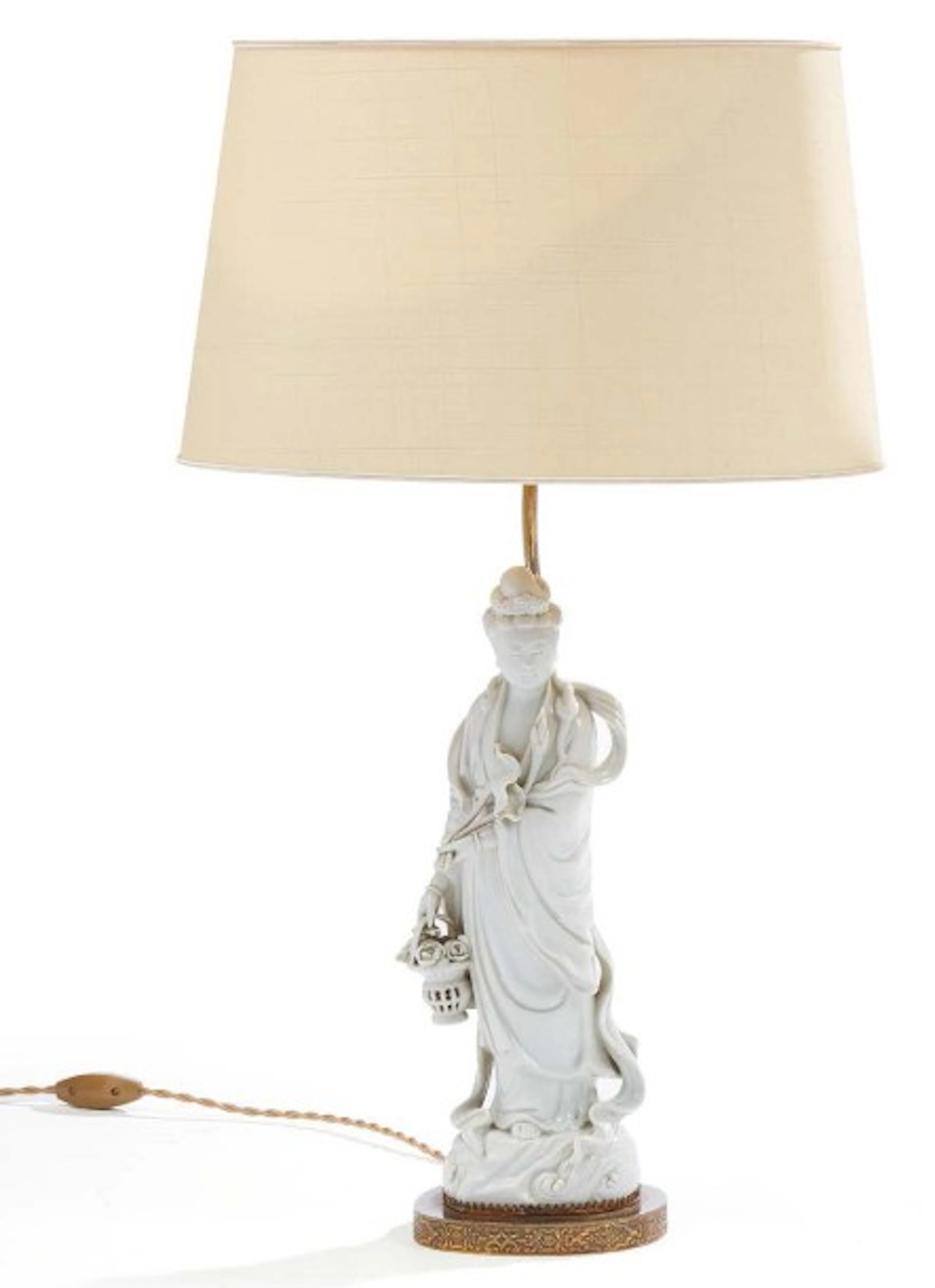 Paire de lampes asiatiques figurant des personnages en porcelaine blanche
