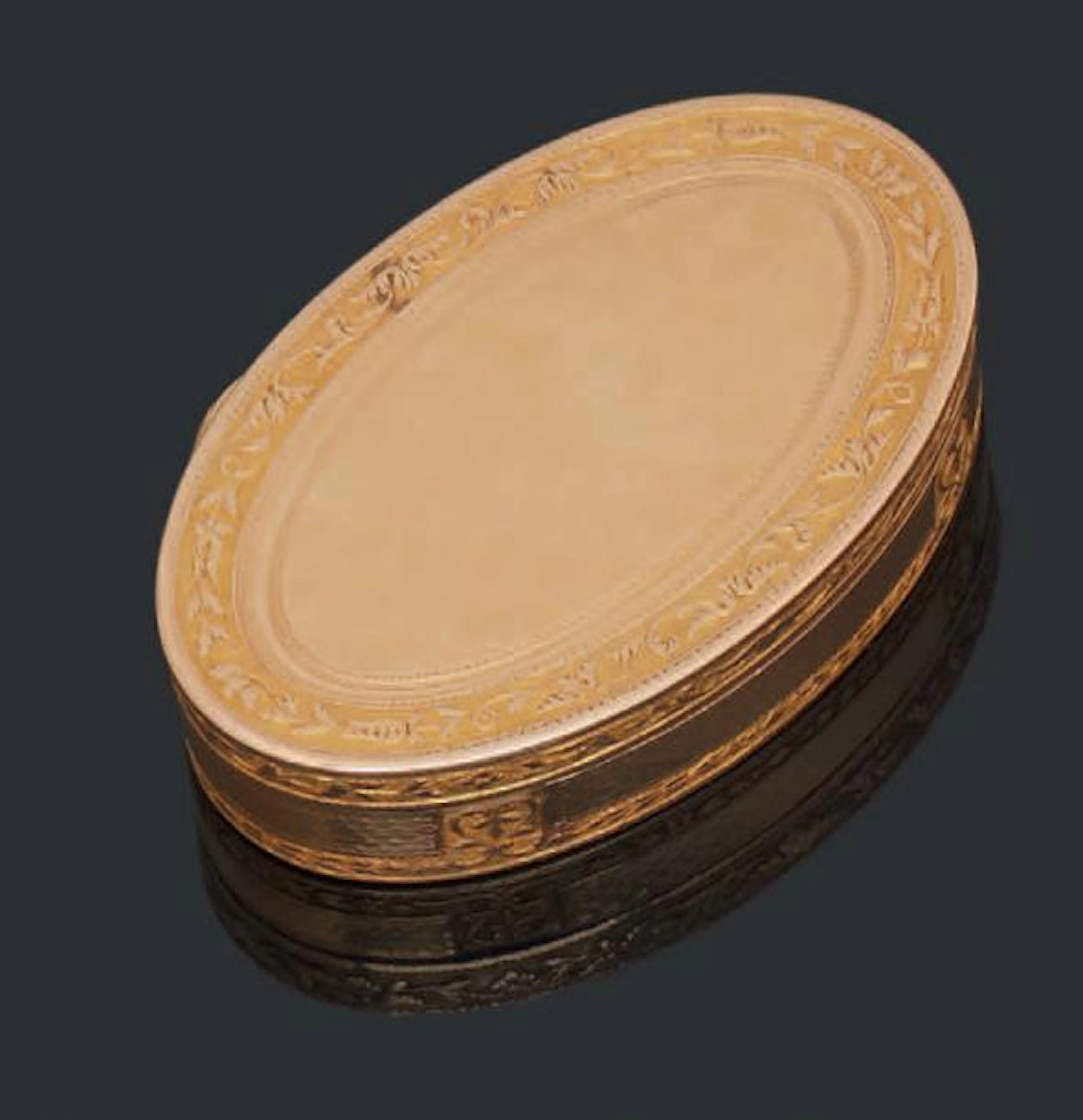 Tabatière ovale en or (18K) ornée de panneaux…