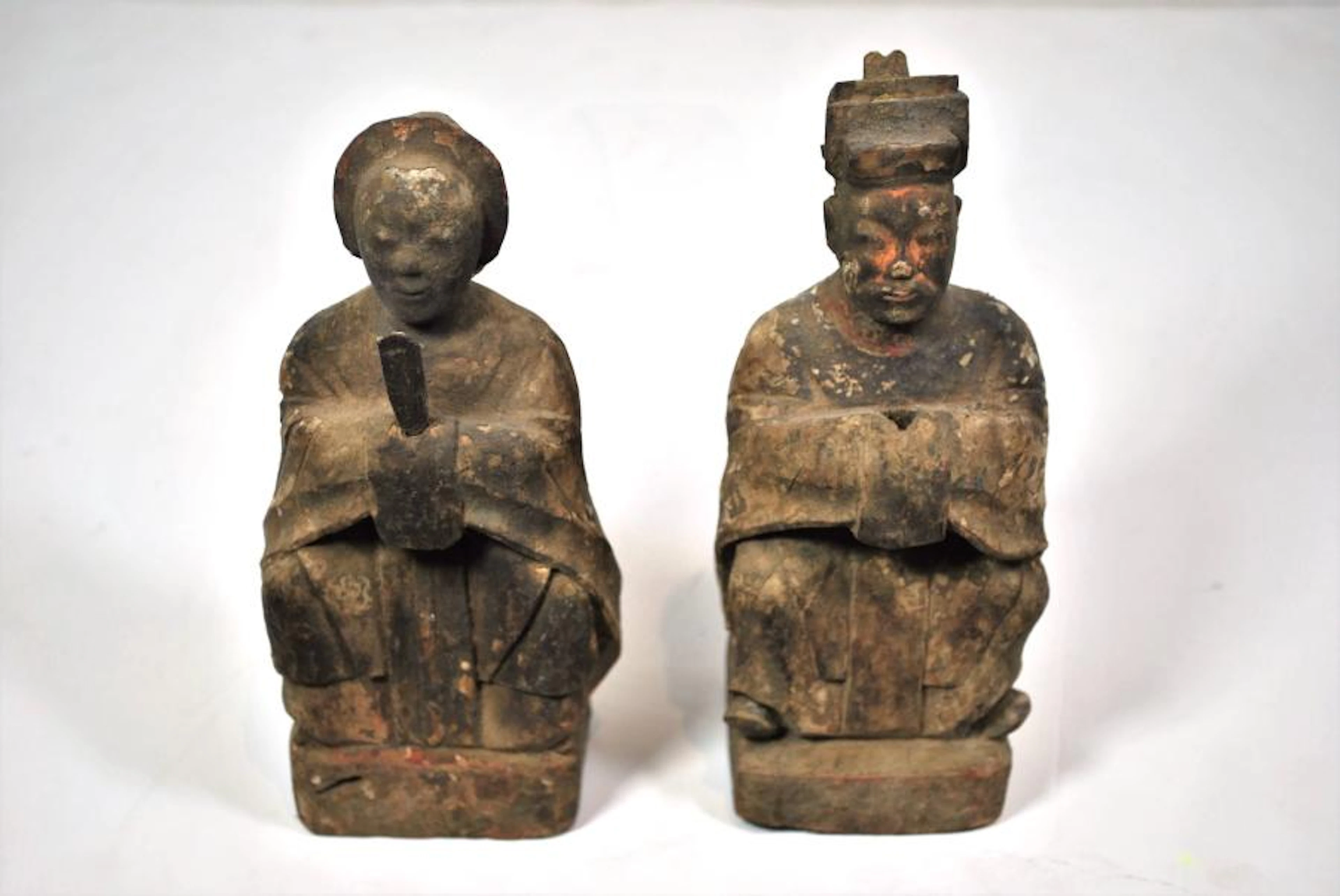 Deux sculptures en bois figurant deux personnages…