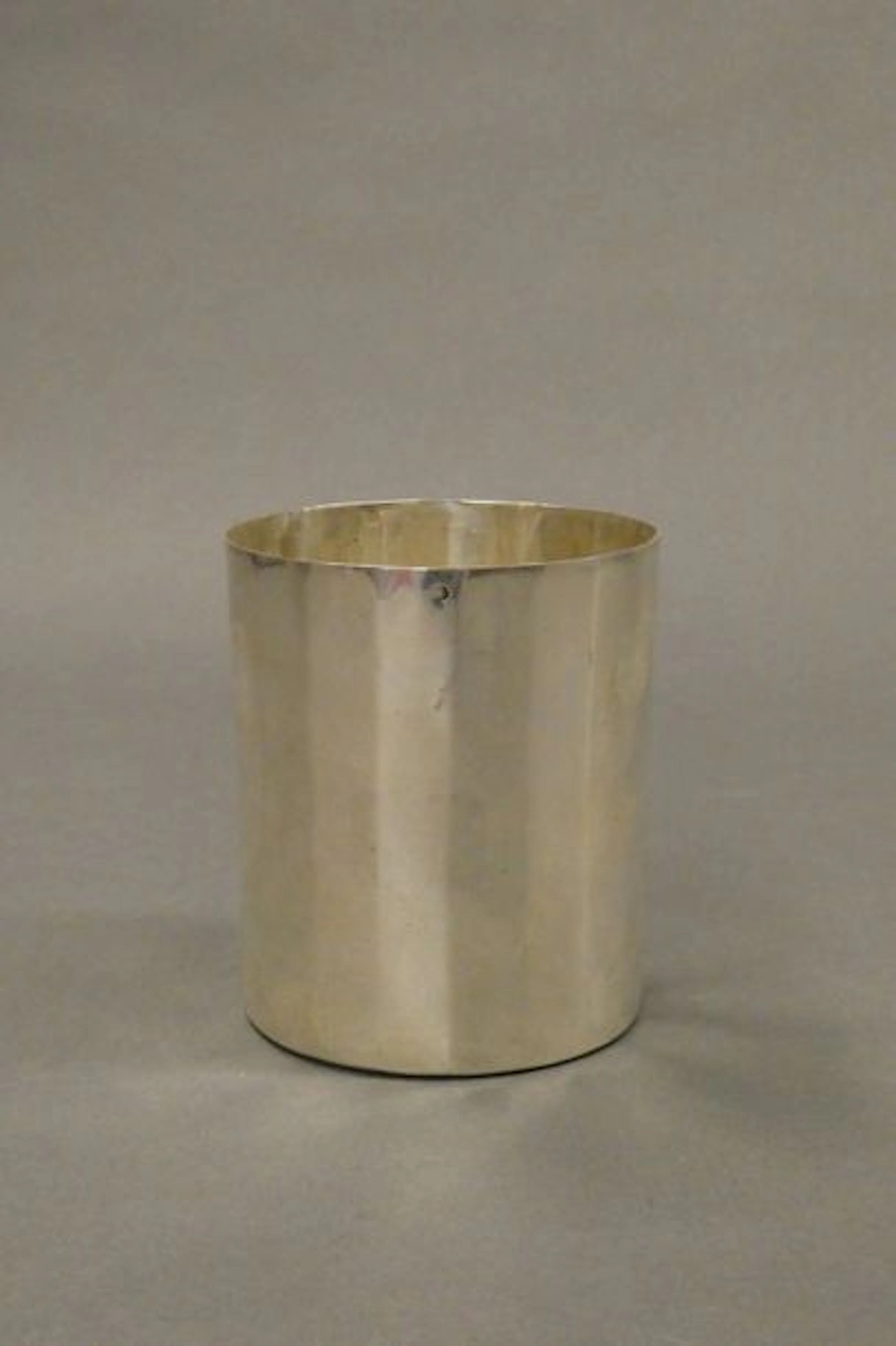 Timbale à facettes en argent. Paris 1798-1809.…