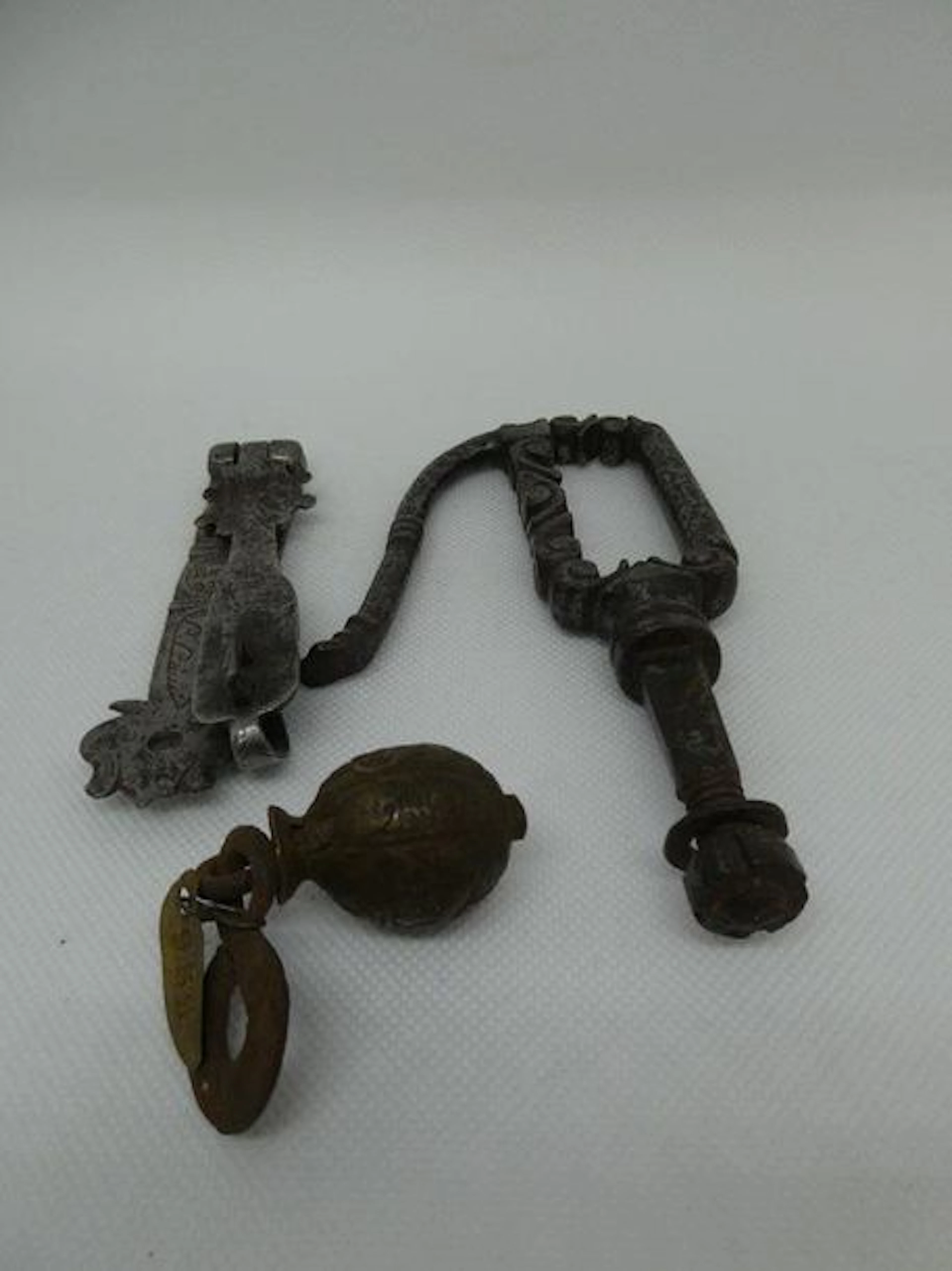 Ancien moraillon en fer forgé gravé _x000D_…