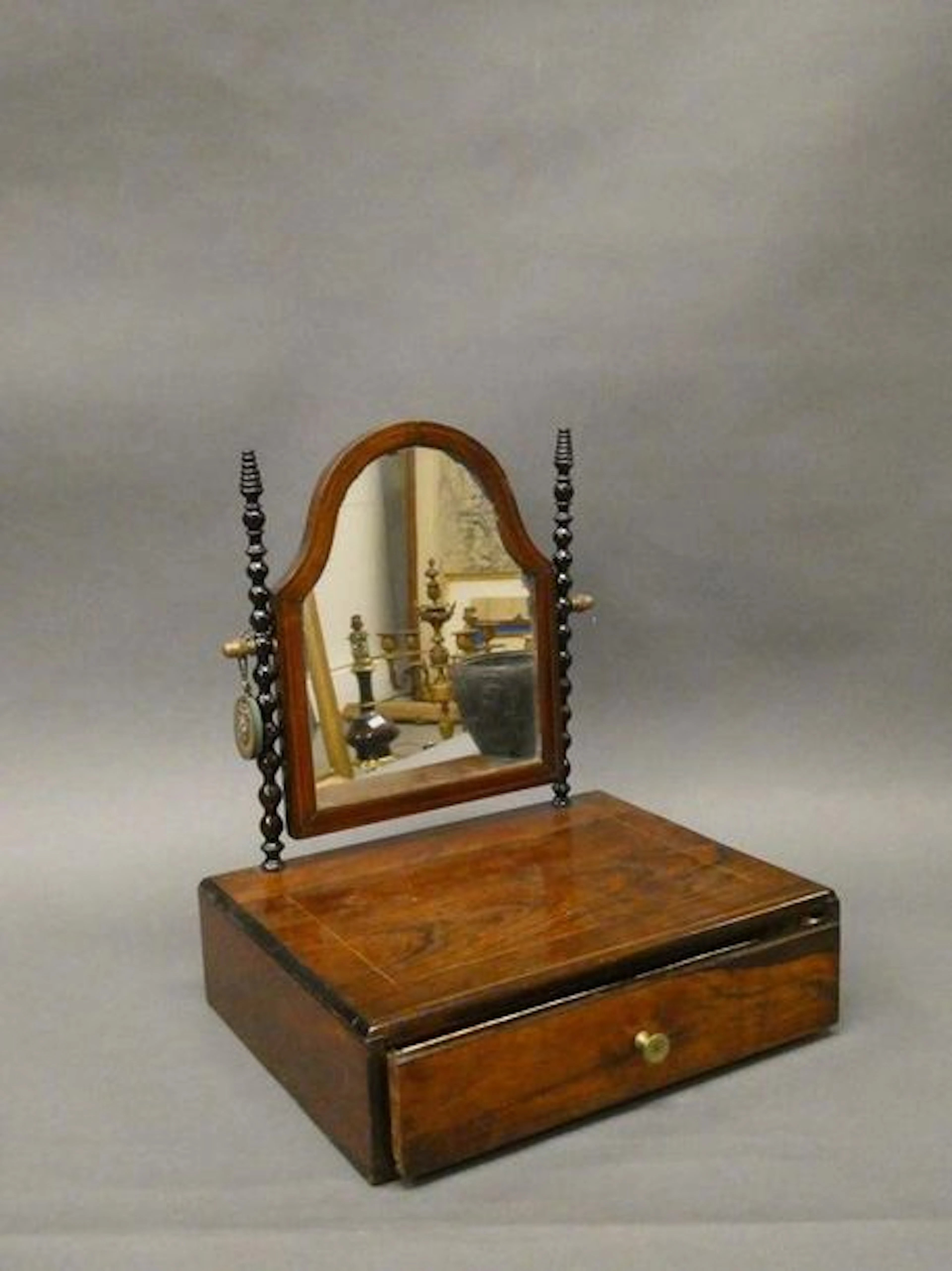 Petite barbière de table en placage de palissandre…