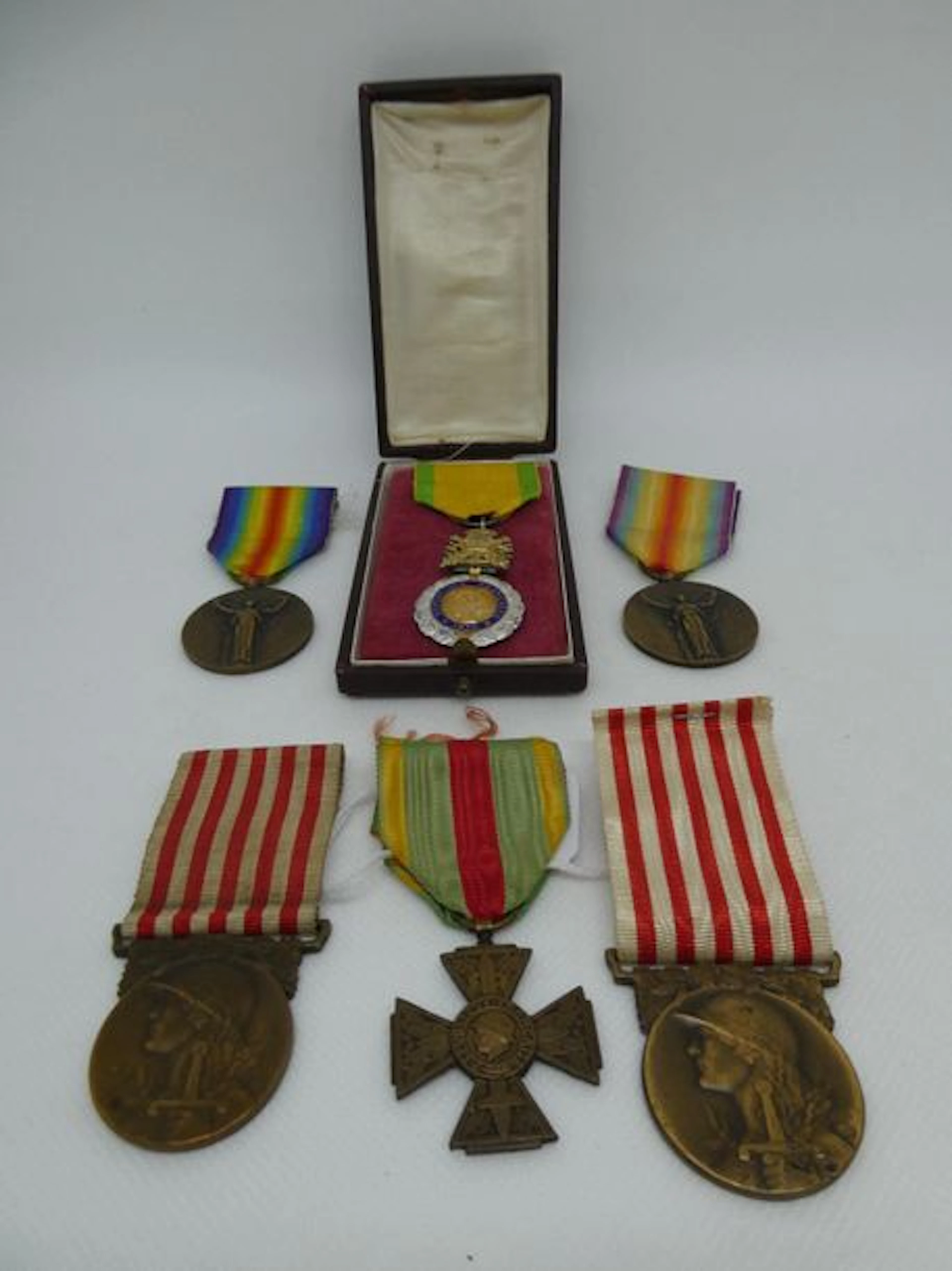 Lot de 12 croix et médailles de la guerre…
