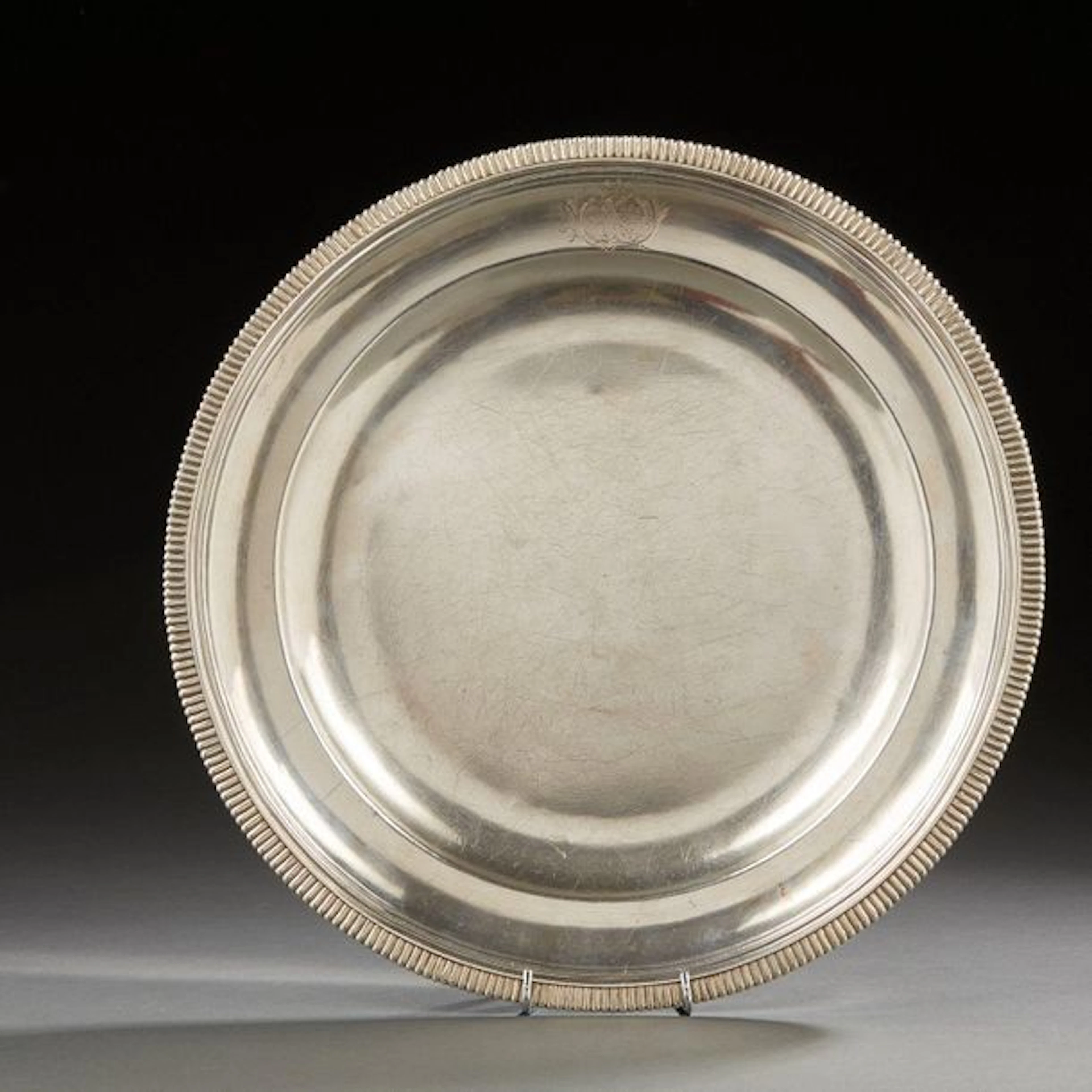 Plat en argent, la bordure ornée de godrons,...