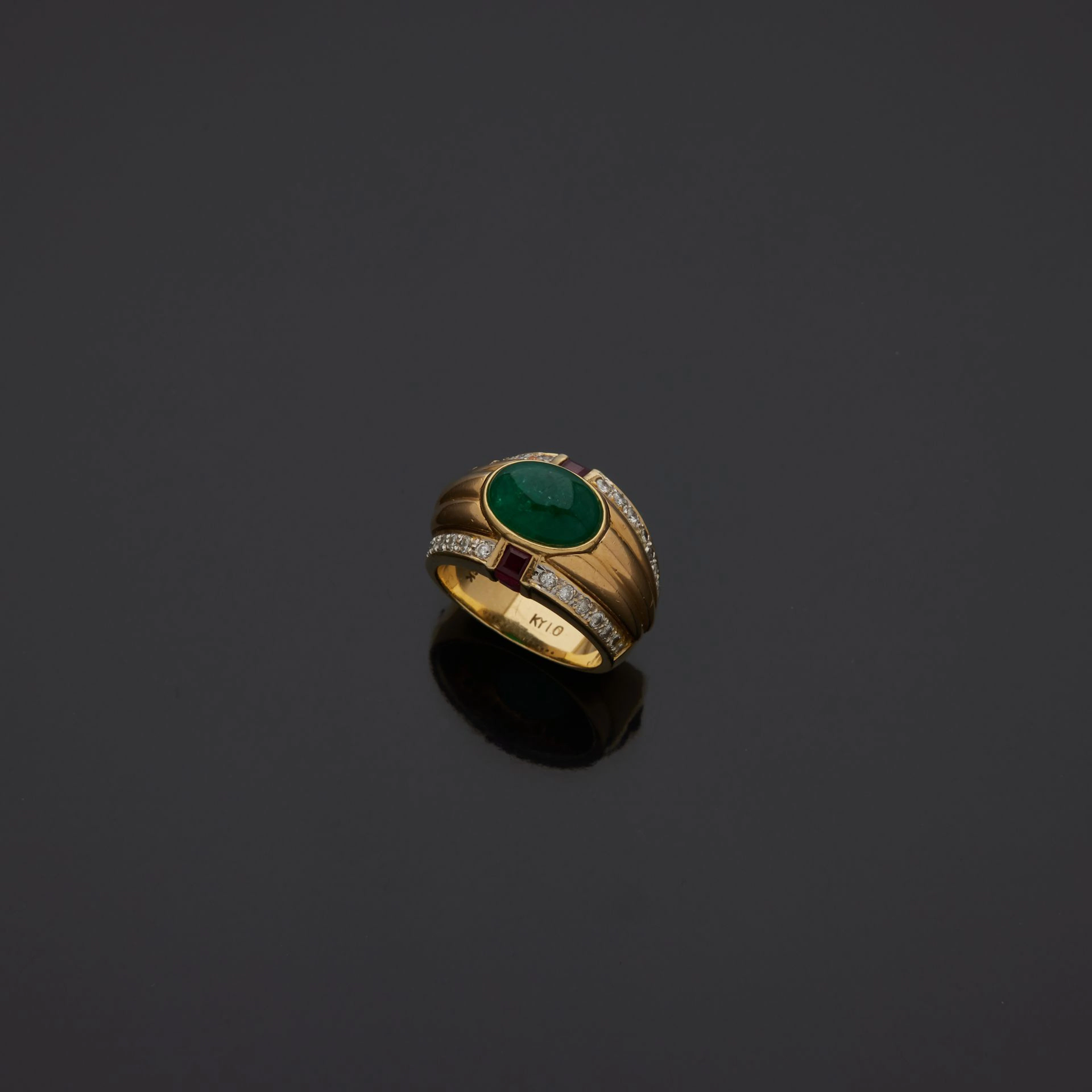 Bague dôme en or jaune 18K (750) ornée d'une... - Lot 91 - Delon - Hoebanx