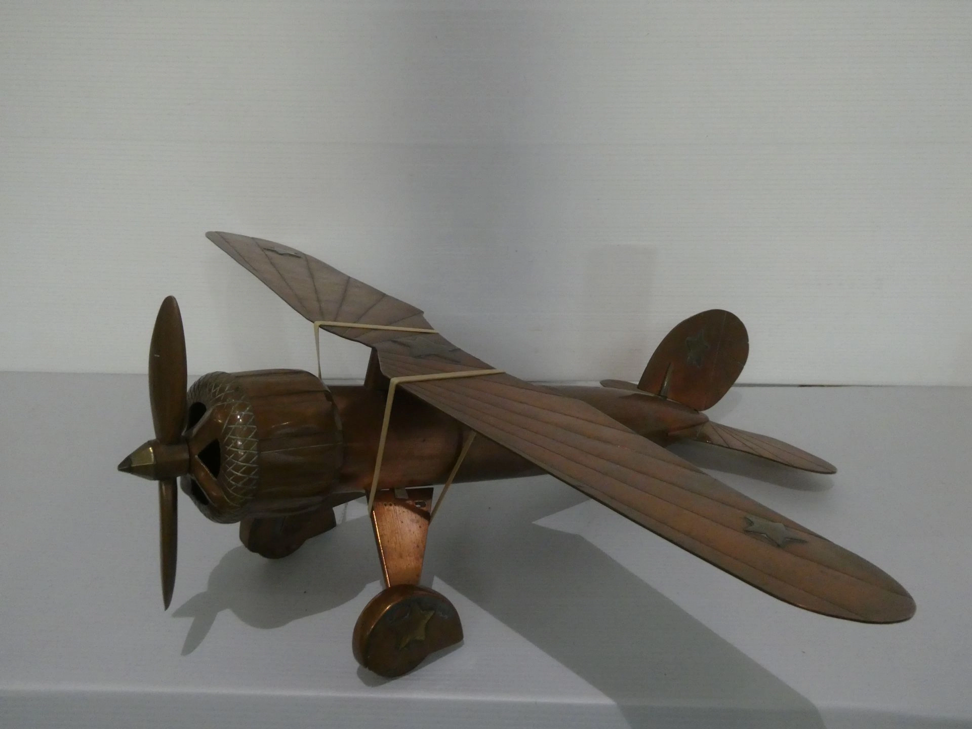 Ancien avion à hélice en cuivre à motifs... - Lot 279 - Delon - Hoebanx