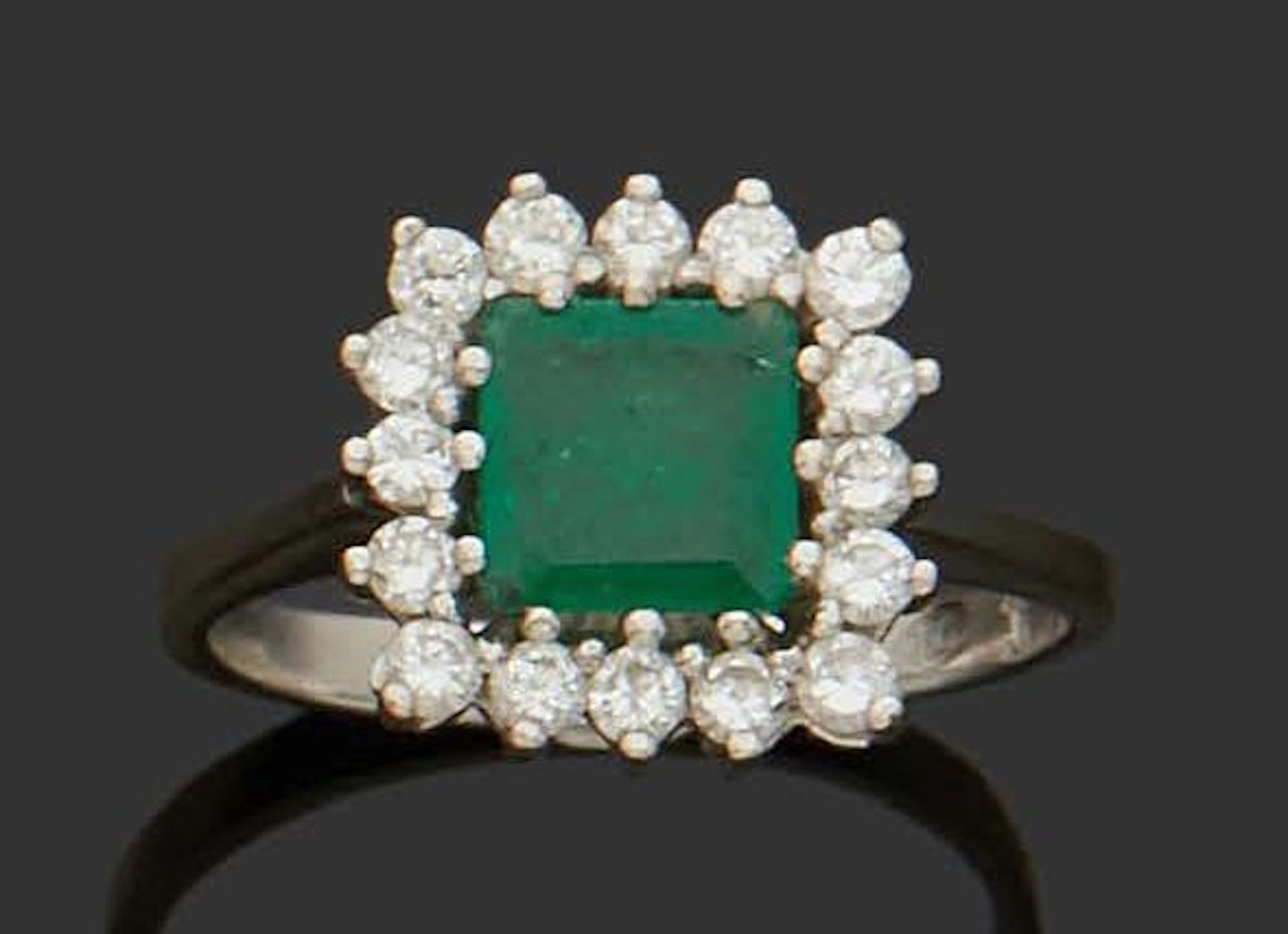 BAGUE en or gris 18K (750) sertie d'une emeraude... - Lot 85 - Delon - Hoebanx