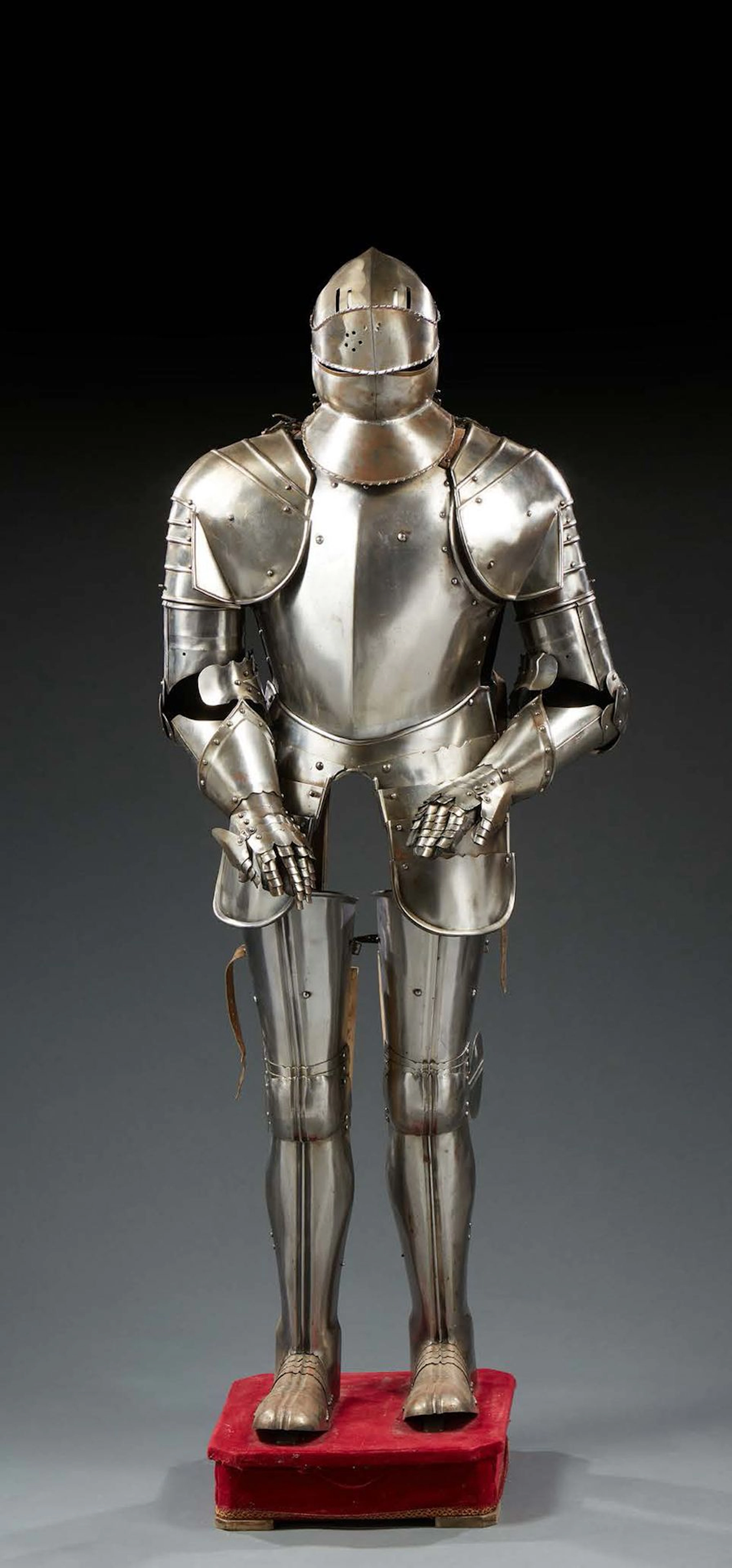 ARMURE DE FANTAISIE en tôle ouvragée ; le... - Lot 298 - Delon - Hoebanx