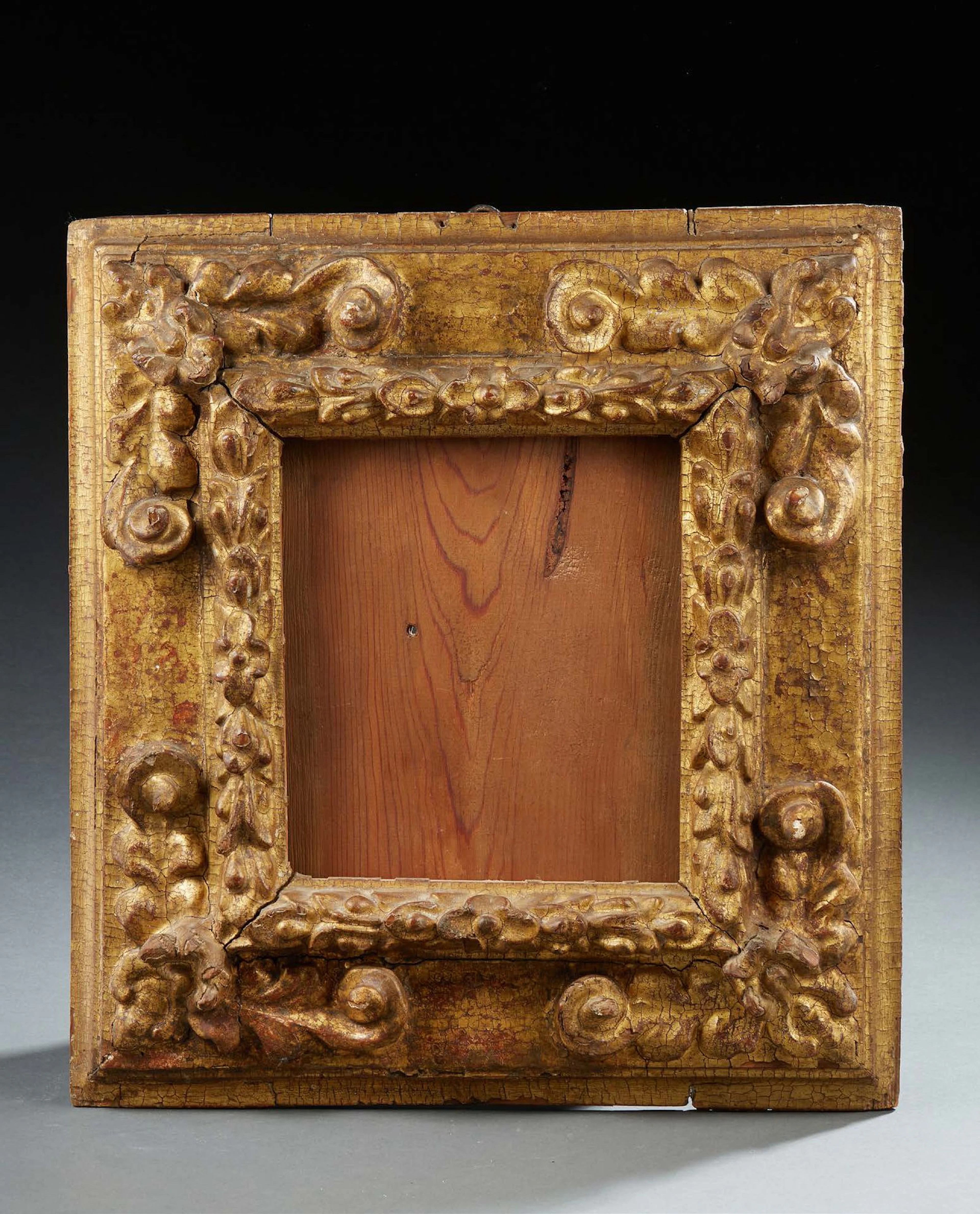 CADRE en résineux sculpté et doré à écoinçons... - Lot 317 - Delon - Hoebanx
