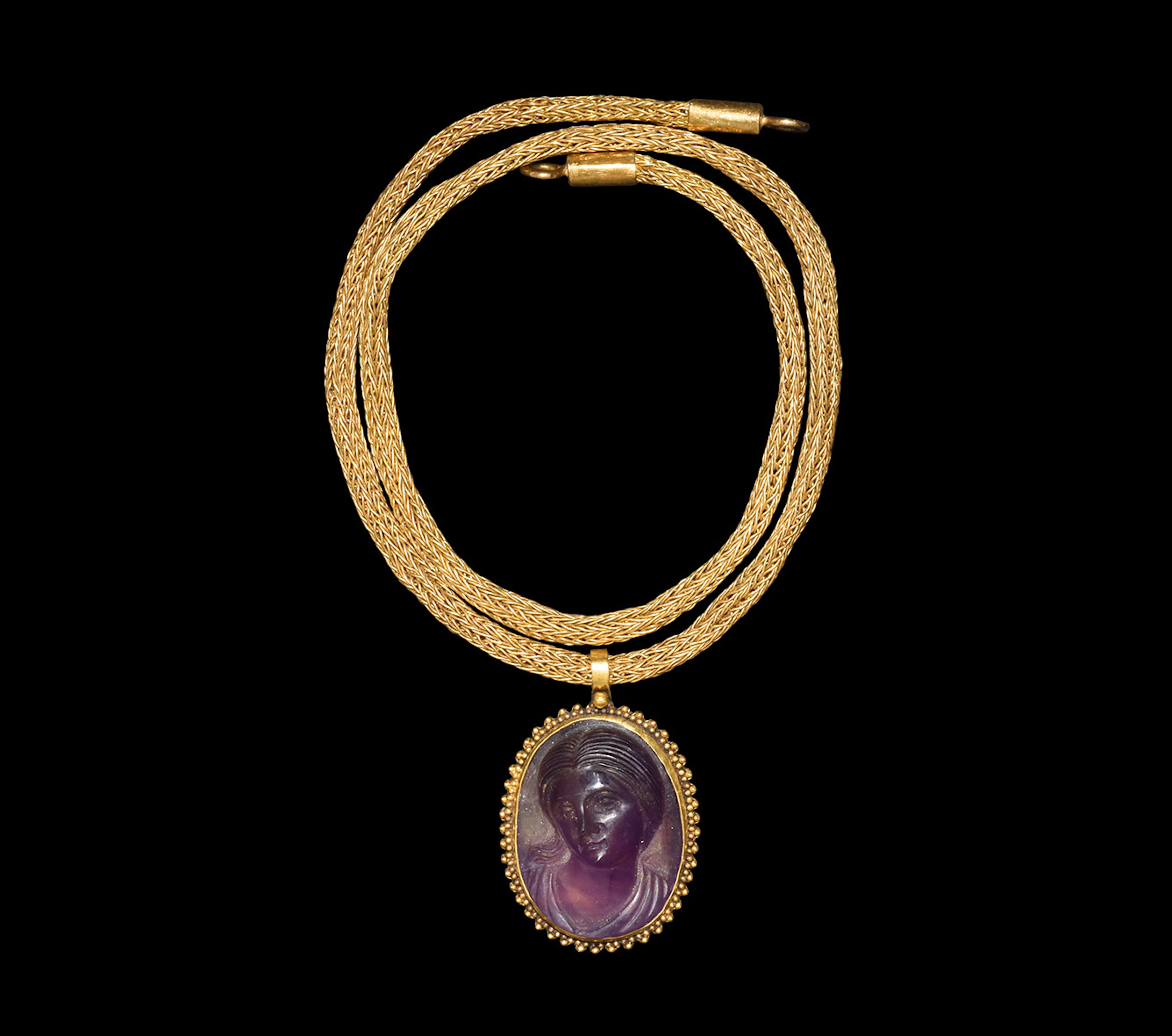 Roman Venus Cameo in Gold Pendant with Chain