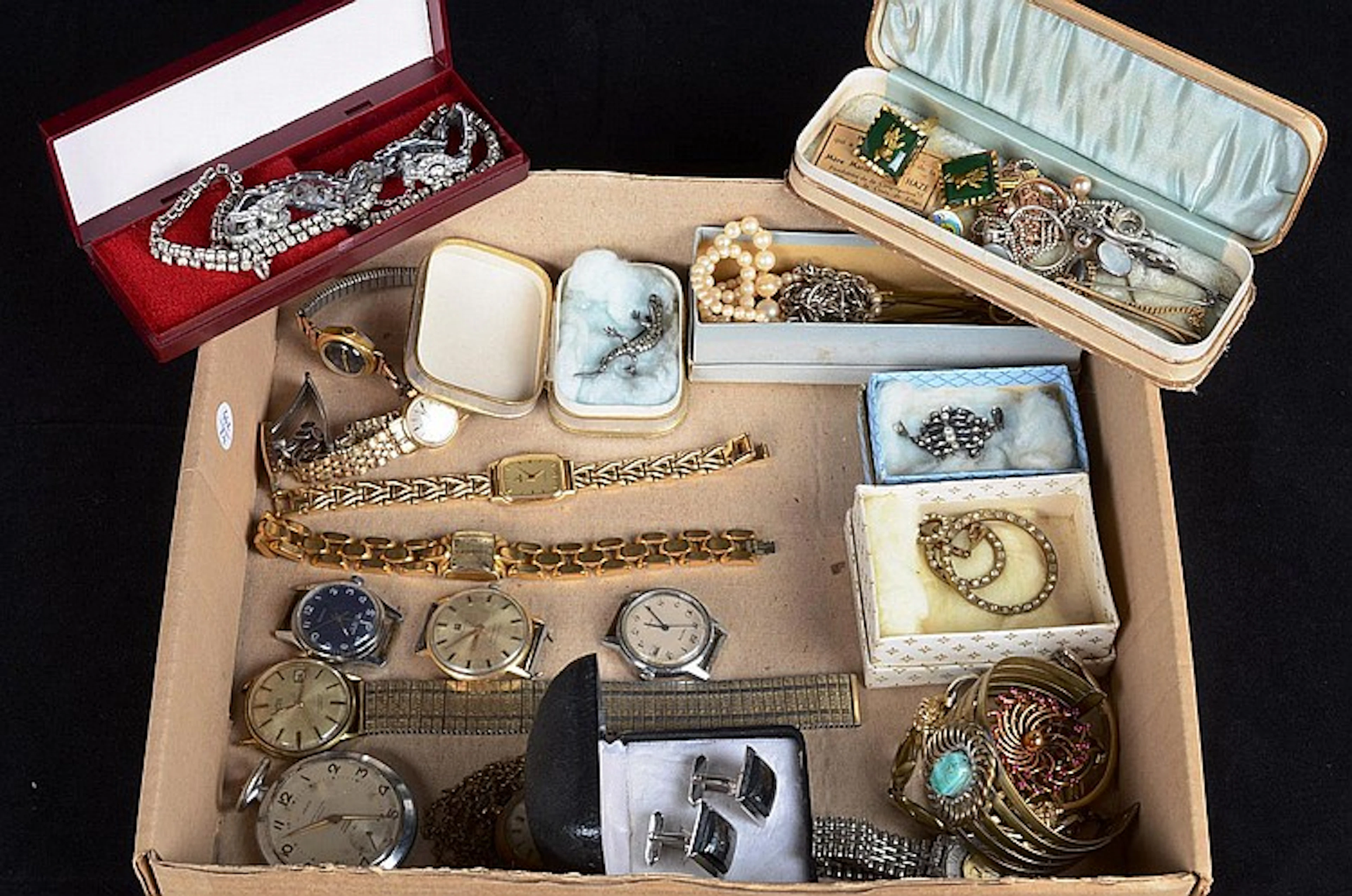 Suite de montres et bijoux de fantaisie.