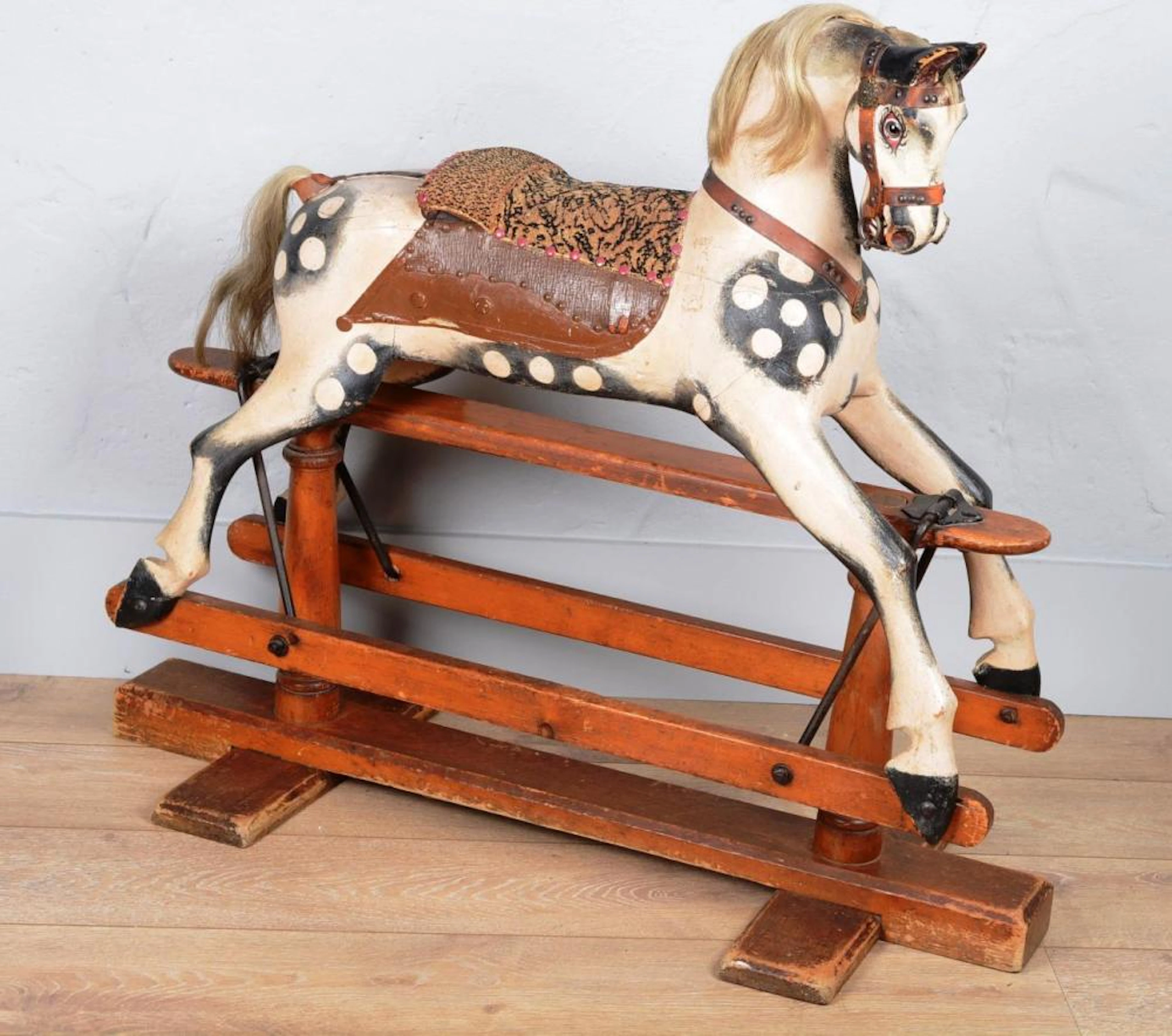 Cheval à bascule en bois peint
