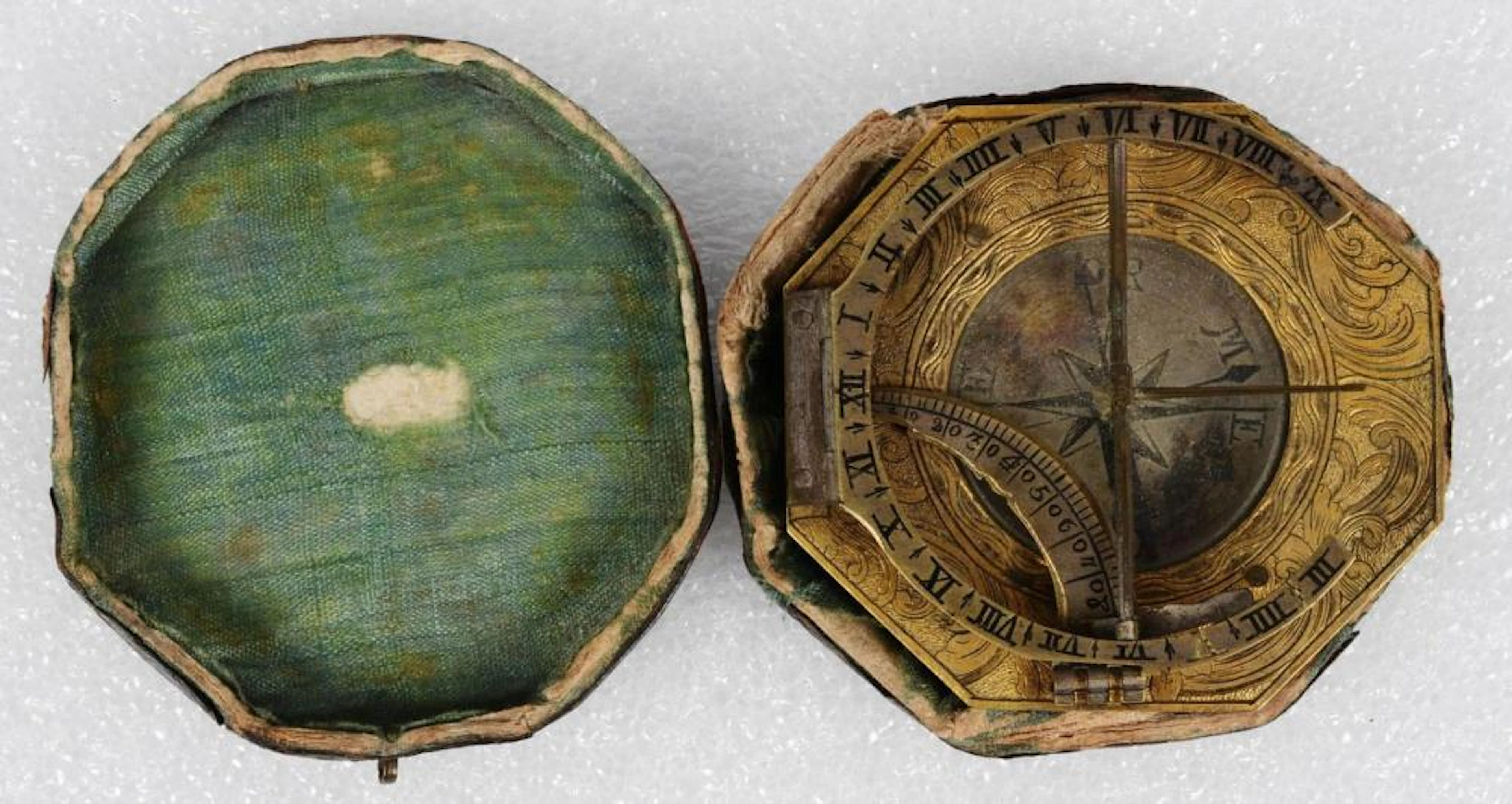 Ancienne boussole dans son étui.