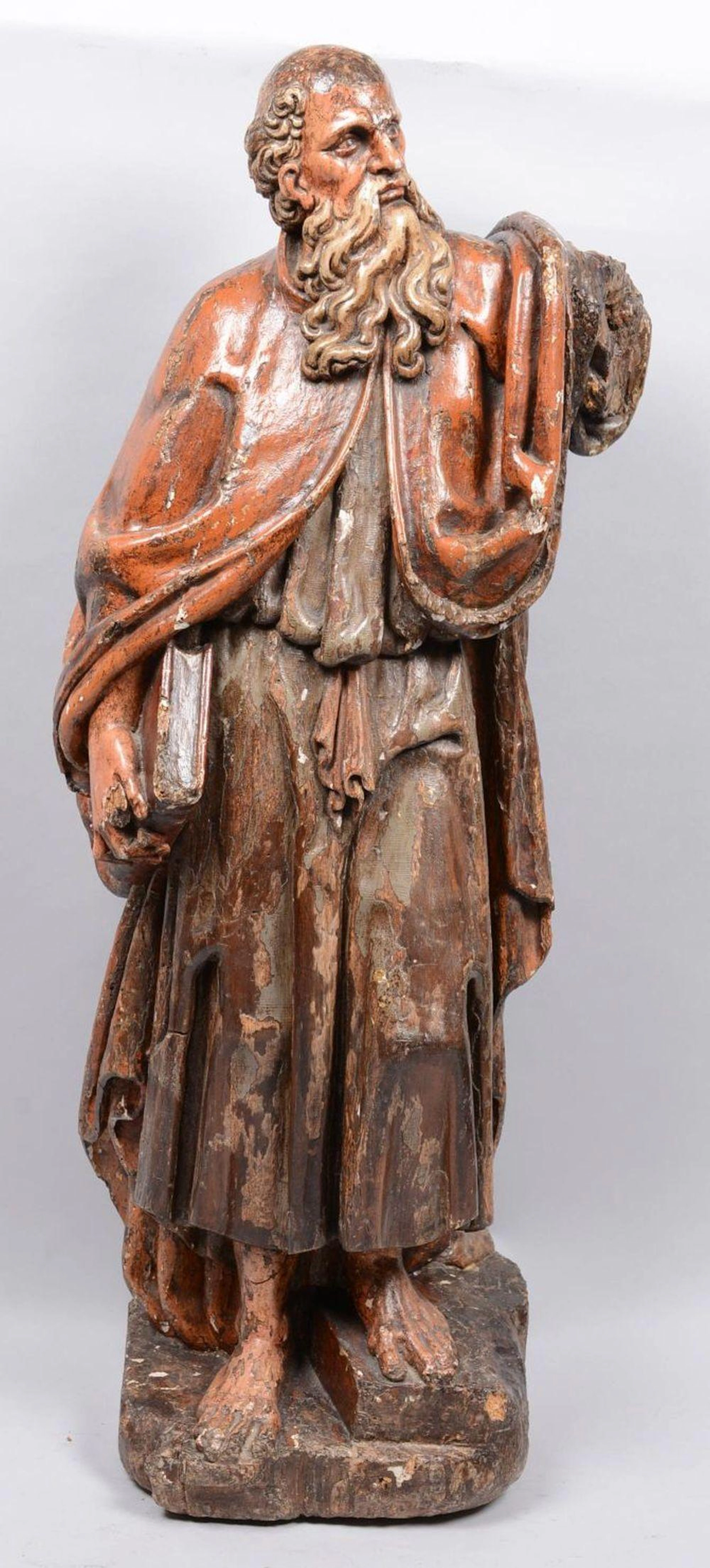 Saint en bois sculpté et patiné.