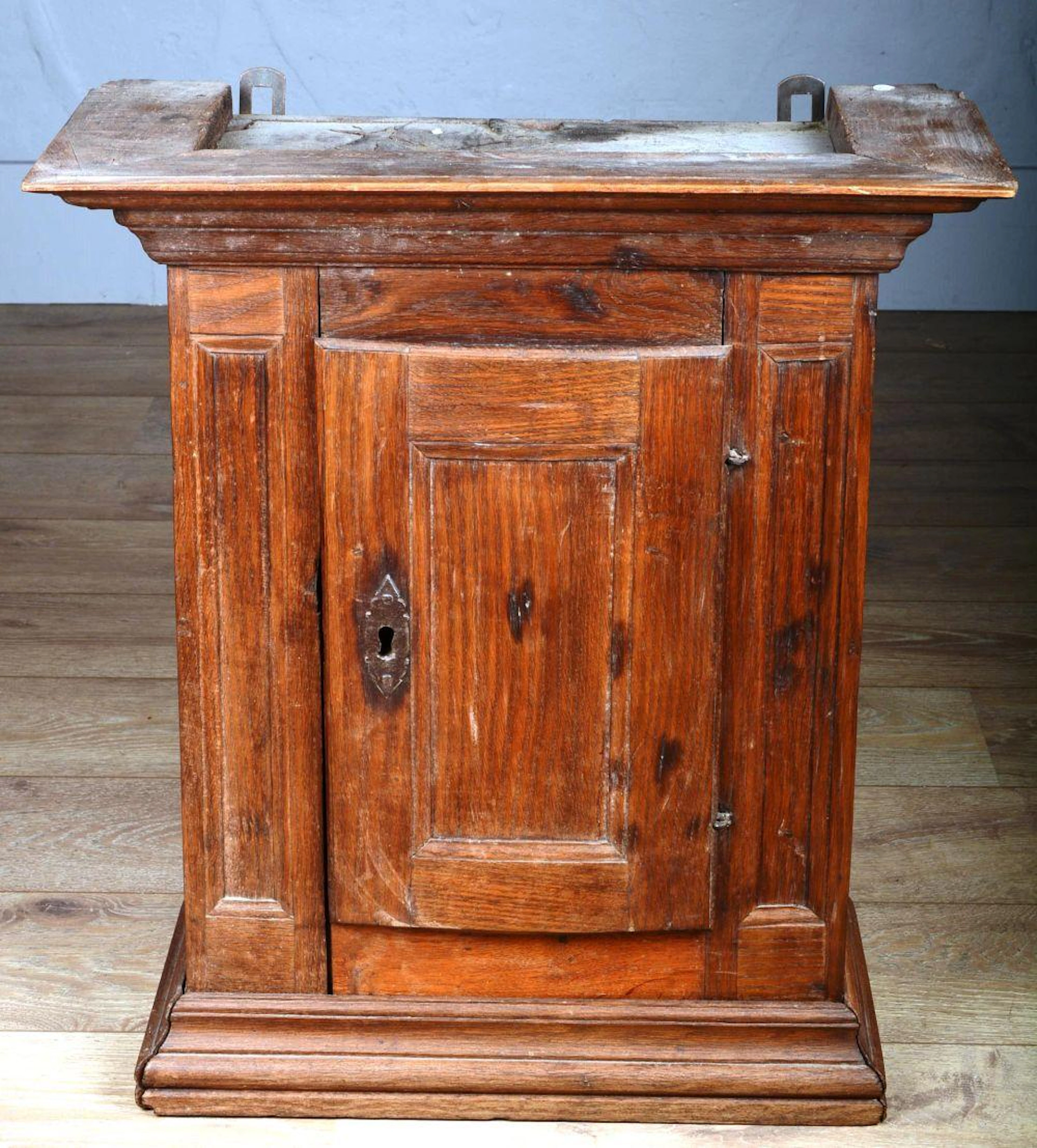Petite armoire à suspendre en bois ciré.