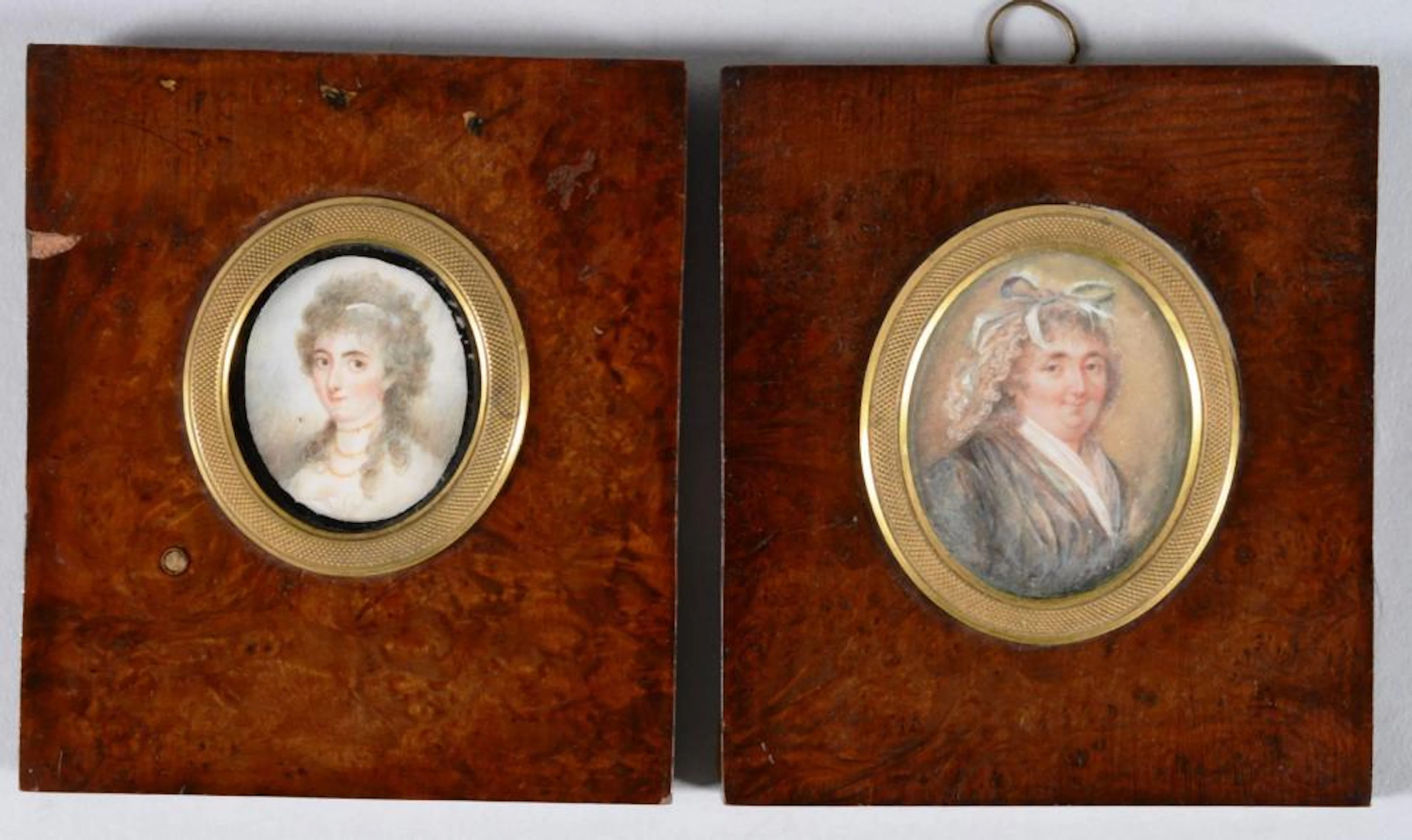 Suite de deux miniatures ovales.
