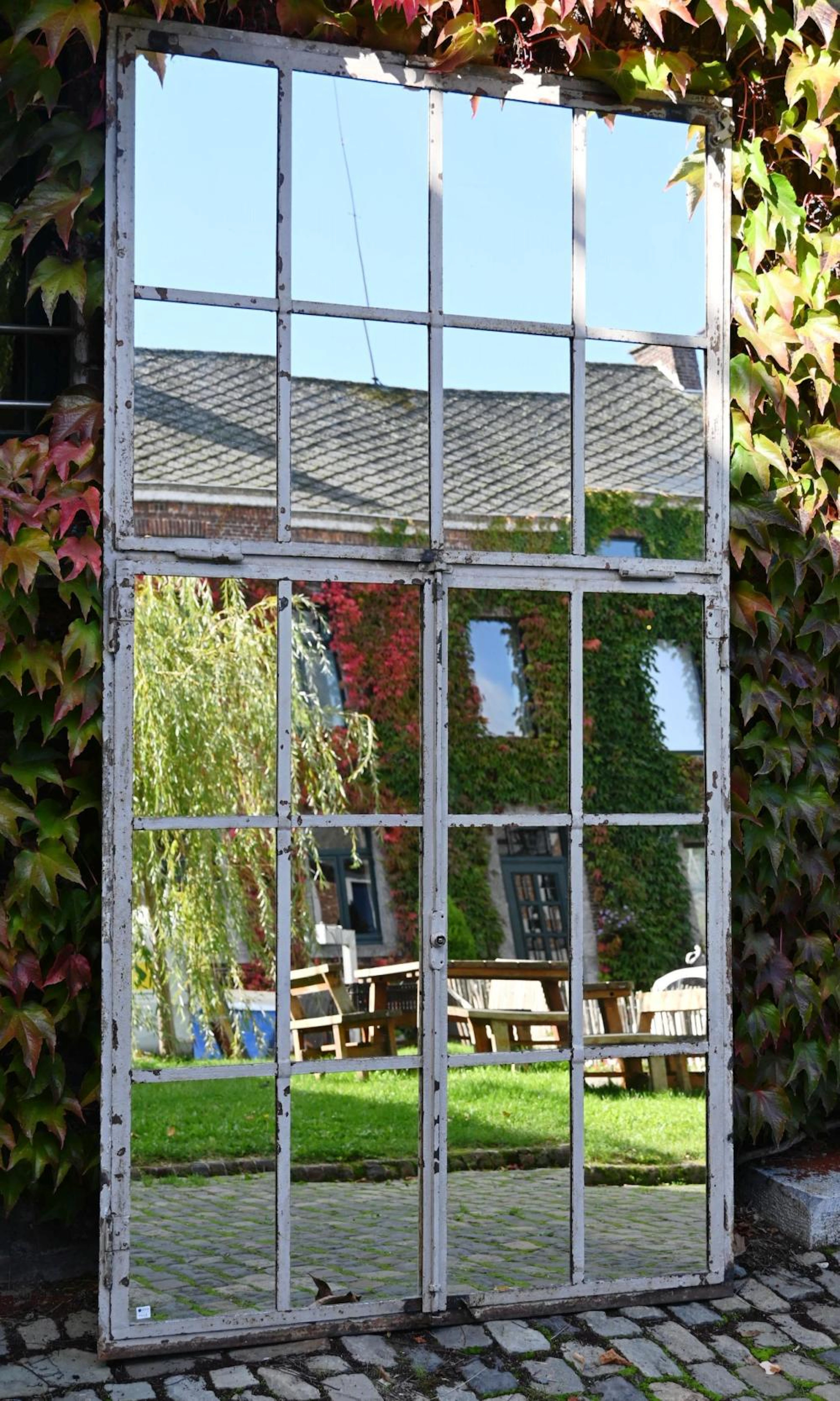 Grand encadrement industriel en miroir.