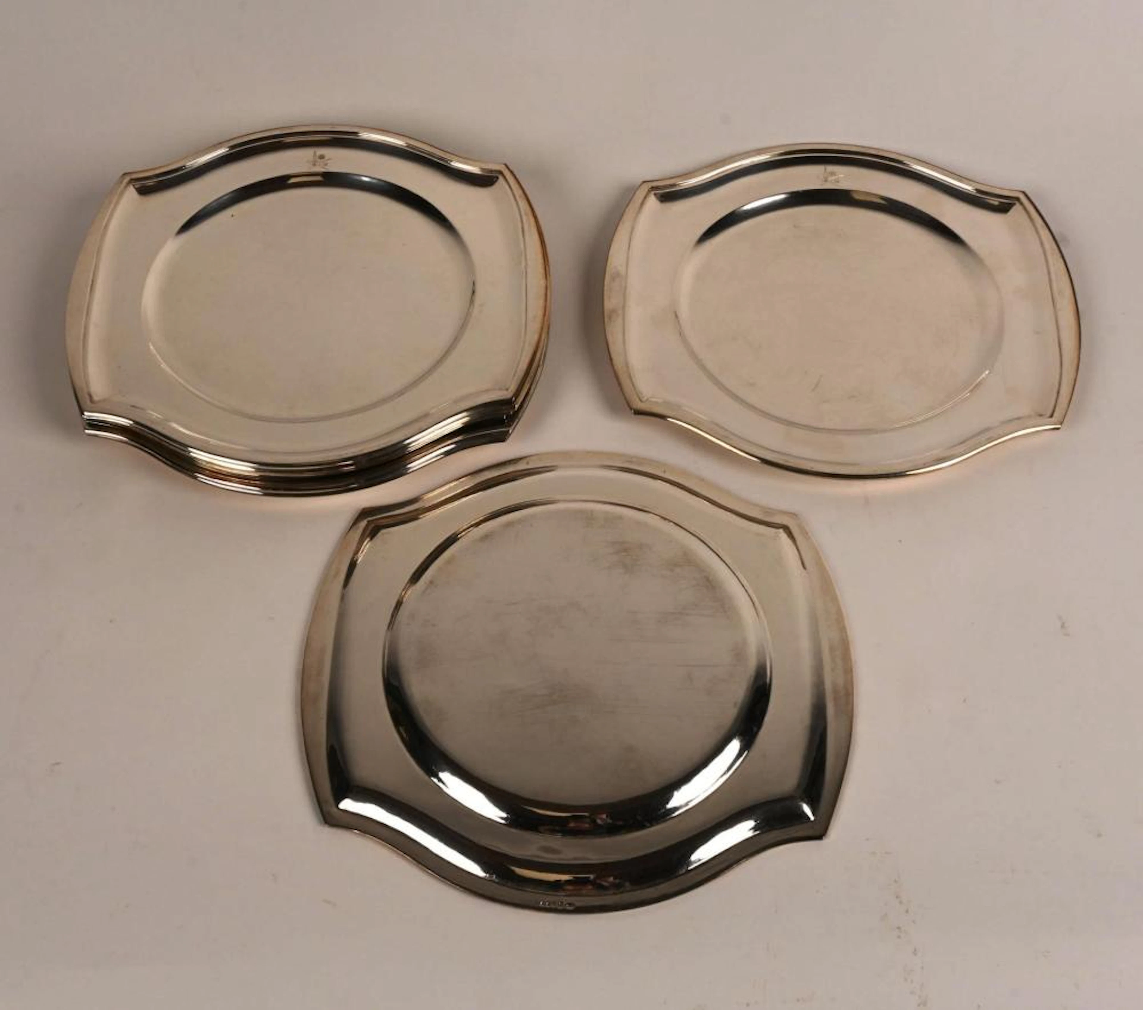 Belle suite de huit sous-assiettes en argent 835