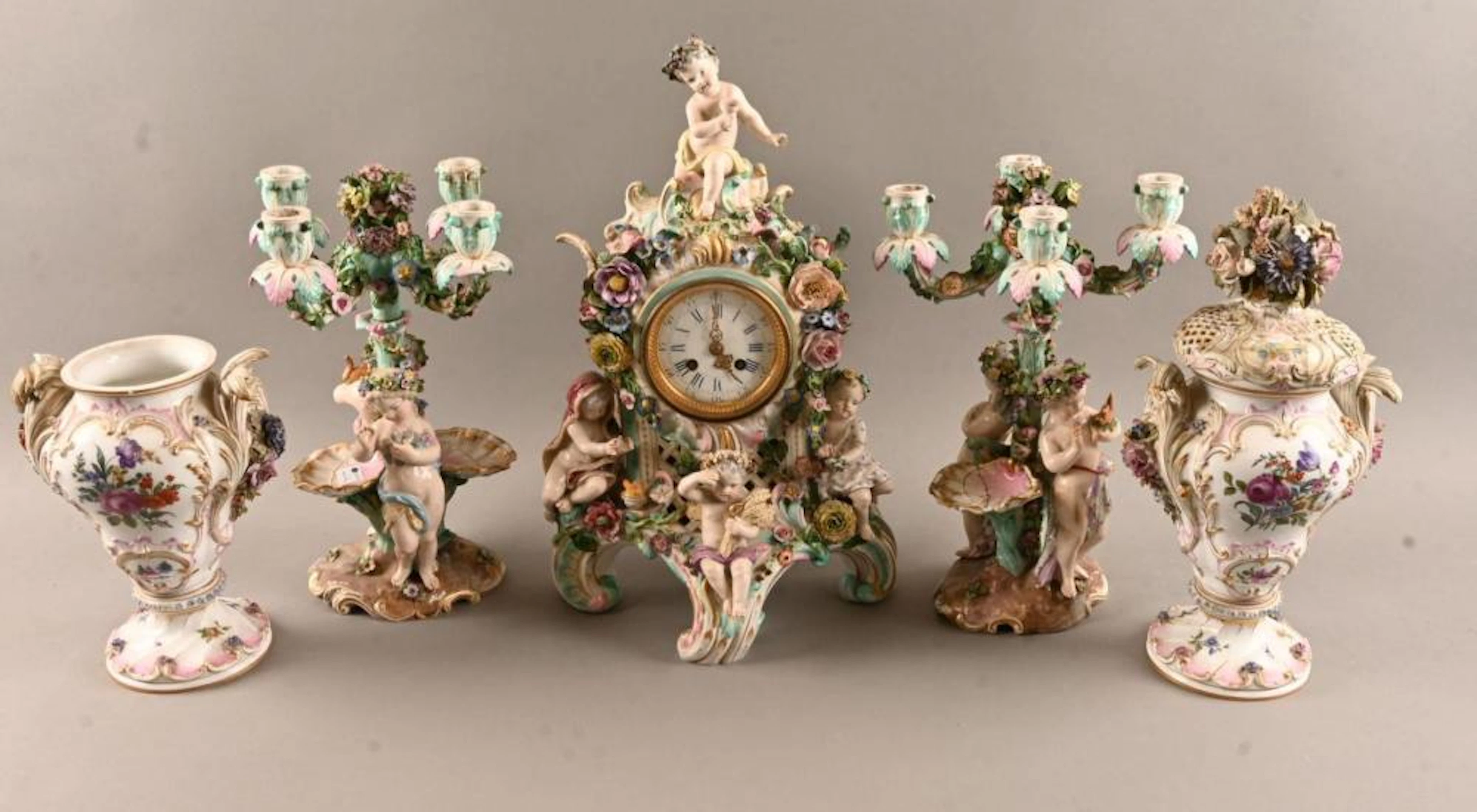Important ensemble en porcelaine polychrome
