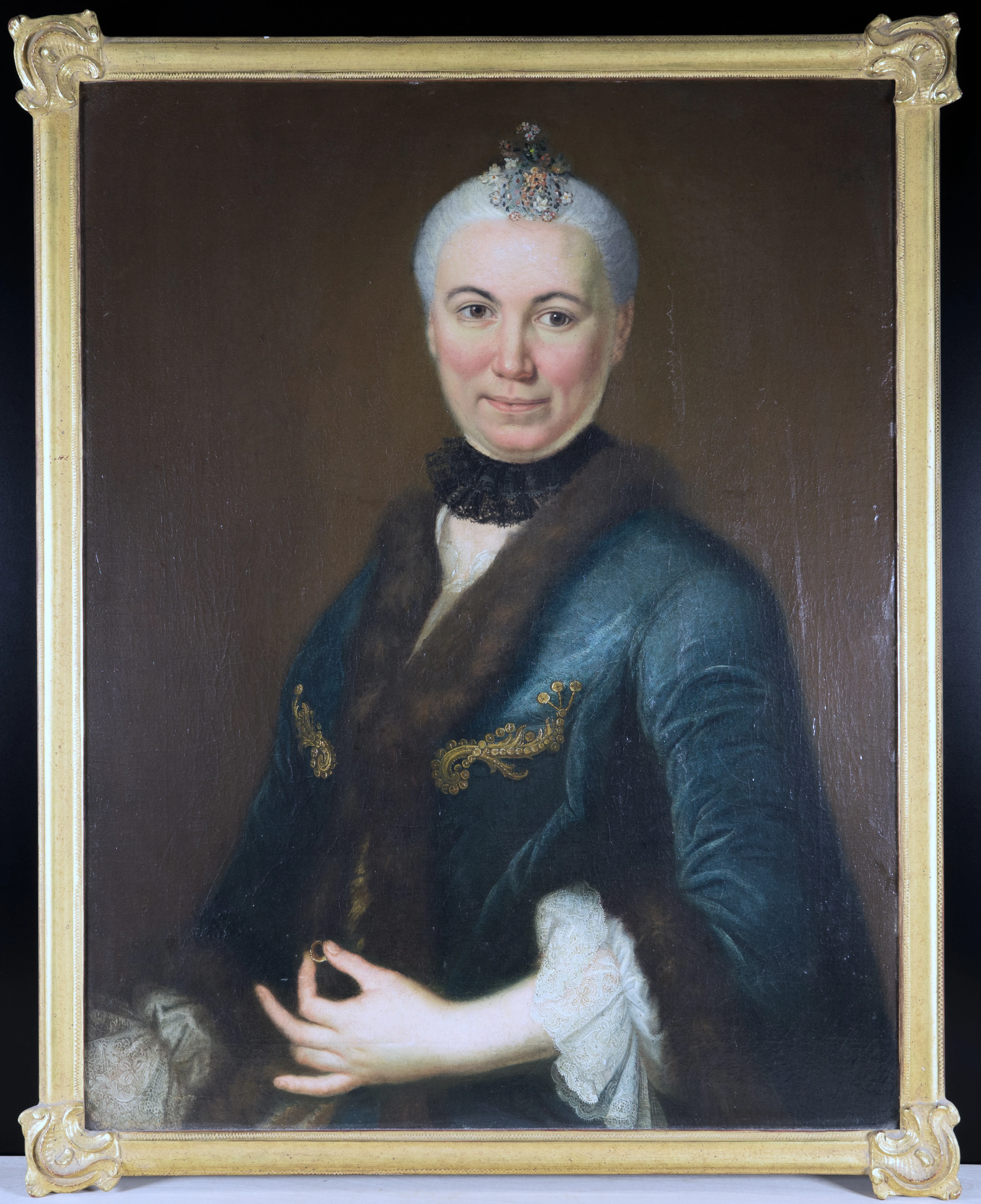 DEUTSCH UM 1770. Bildnis einer eleganten Dame mit pelzbesetzem blauem Brokatmantel.