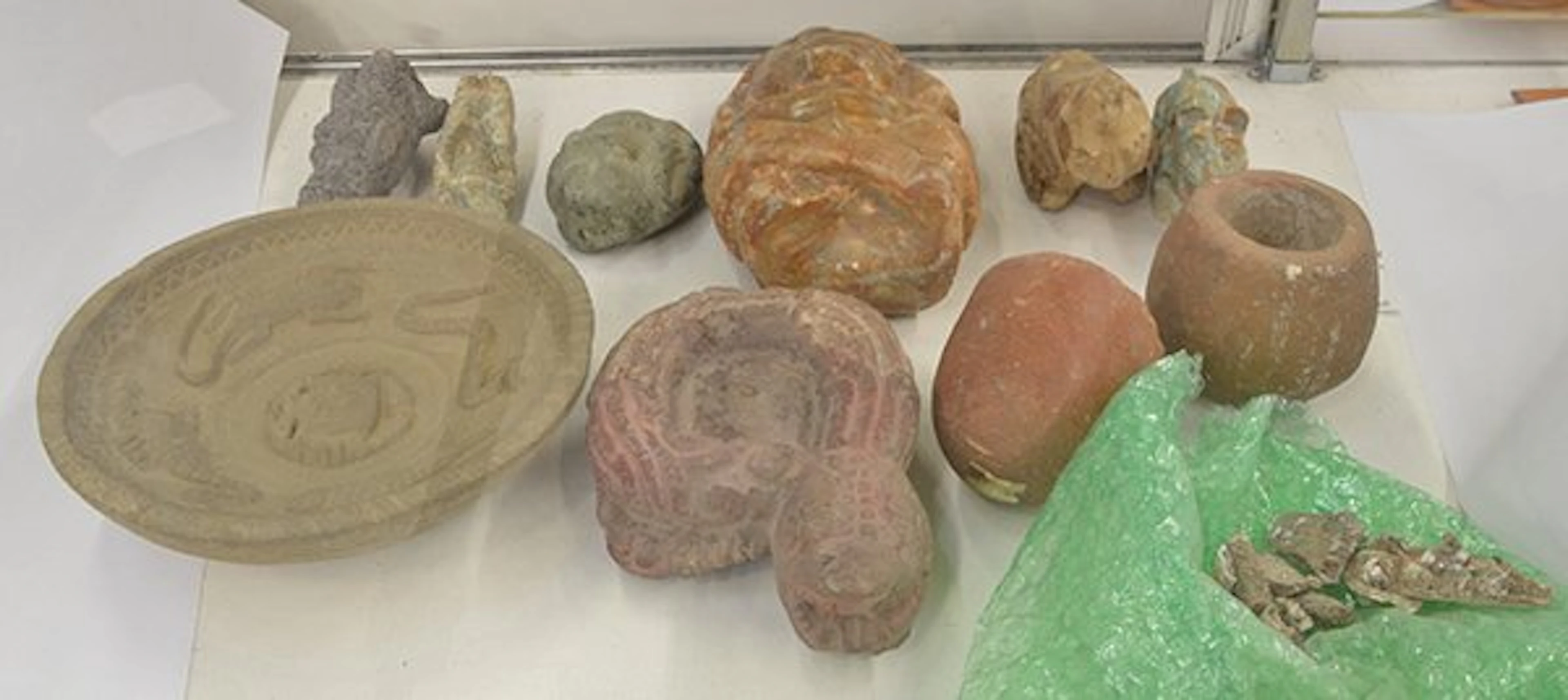 4498: Pre-Columbian-style figures