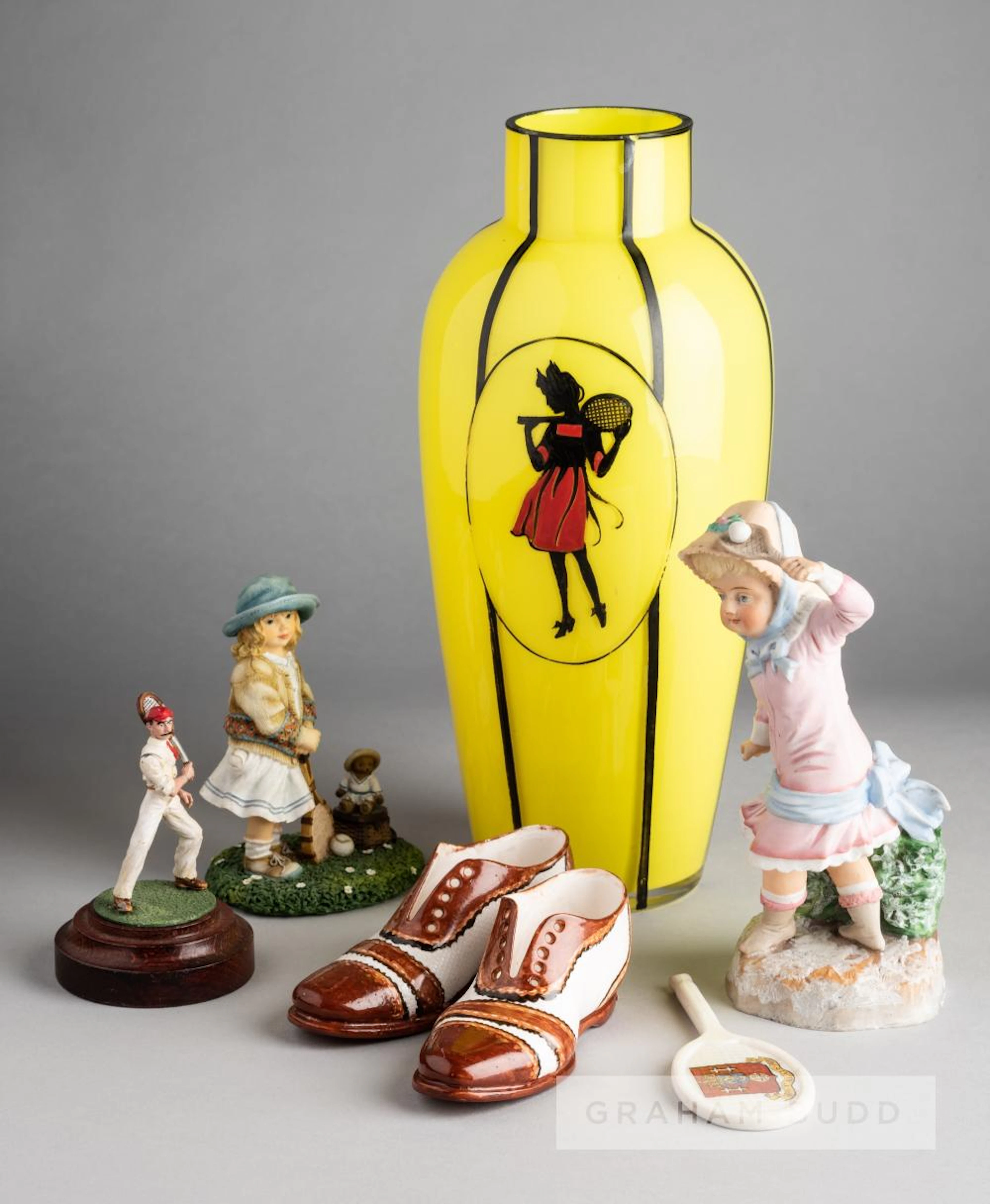 A LARGE AND BOLD YELLOW GLASS VASE SHOWING AN OVAL CARTOUCHE