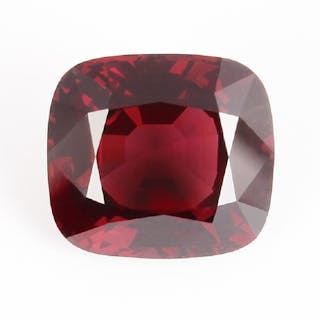 Spinelle rouge, 8,18 carats.